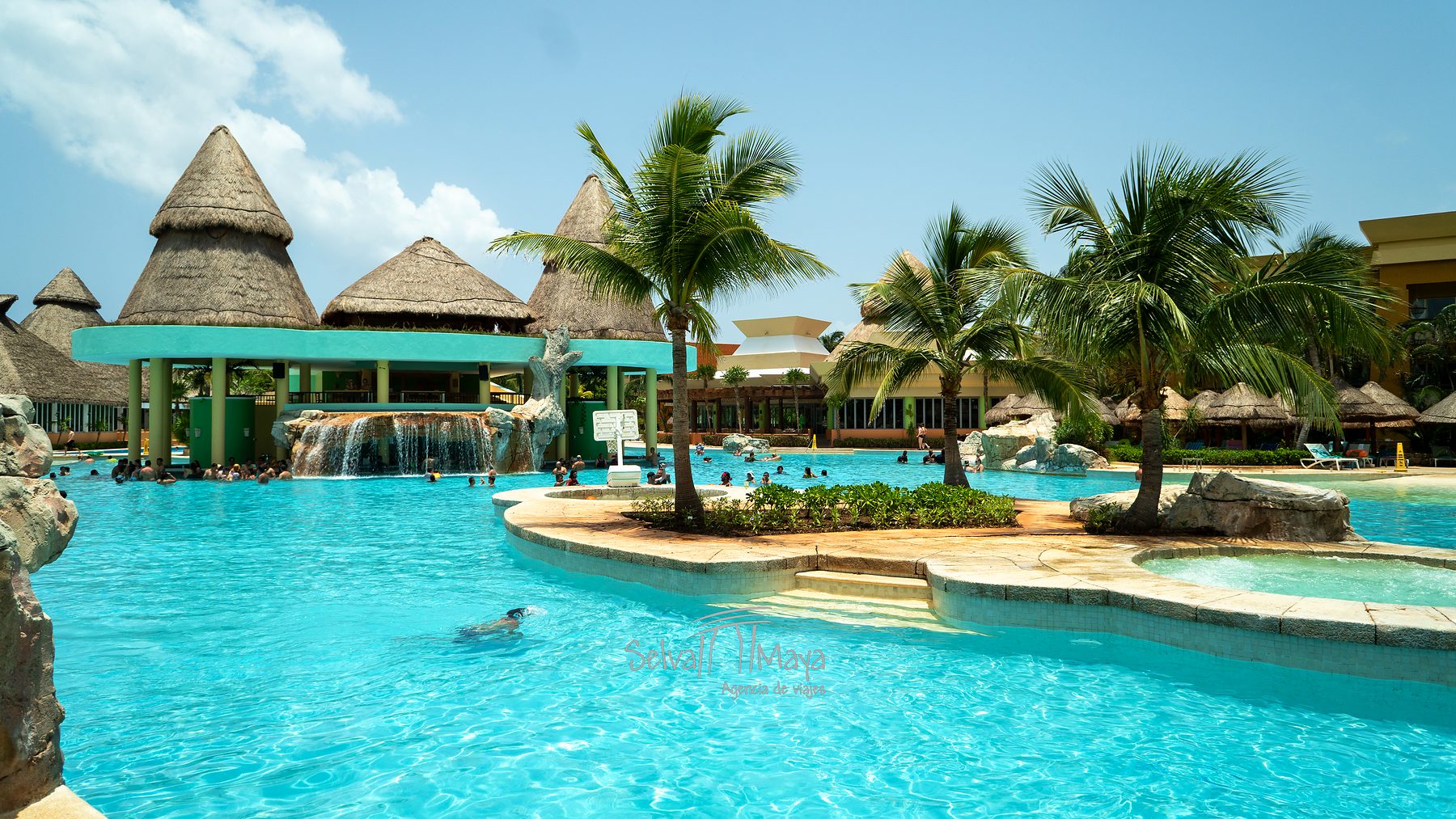 Alberca con cascada y palmeras en Iberostar Selection Paraíso Lindo