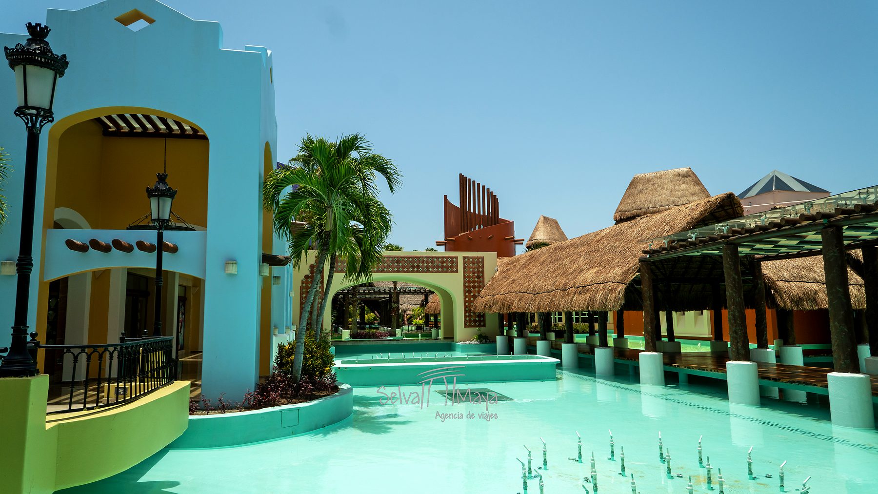 Alberca con chorros y andador de palapa en Iberostar Selection Paraíso Lindo