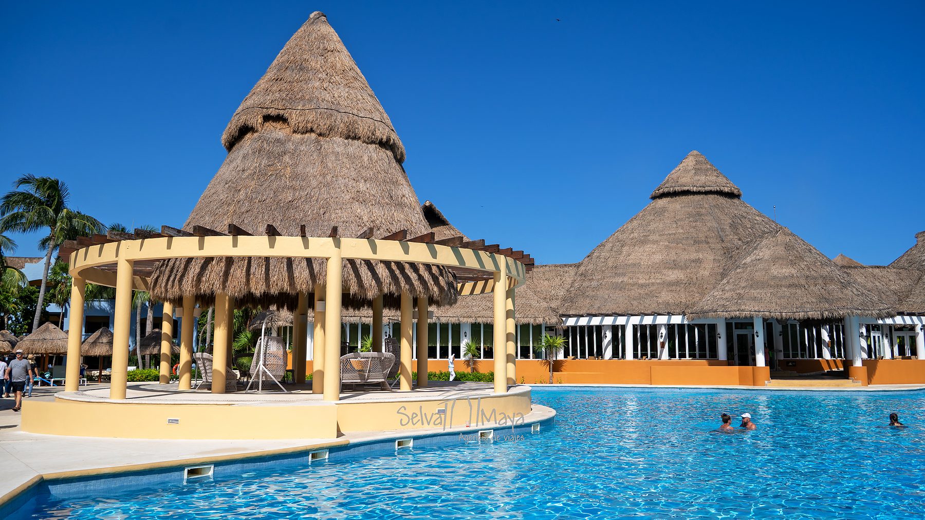 Alberca con palapas y pérgola en Iberostar Selection Paraíso Lindo