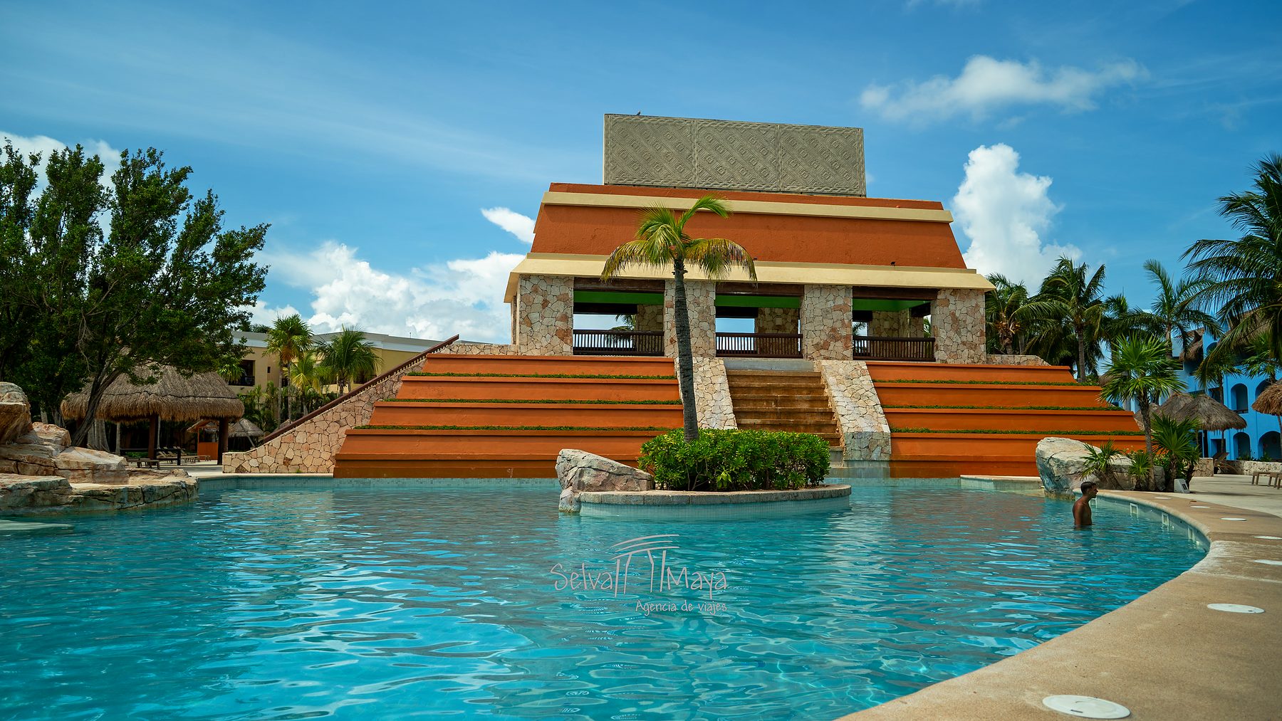 Iberostar Selection Paraíso Lindo, alberca frente a la pirámide