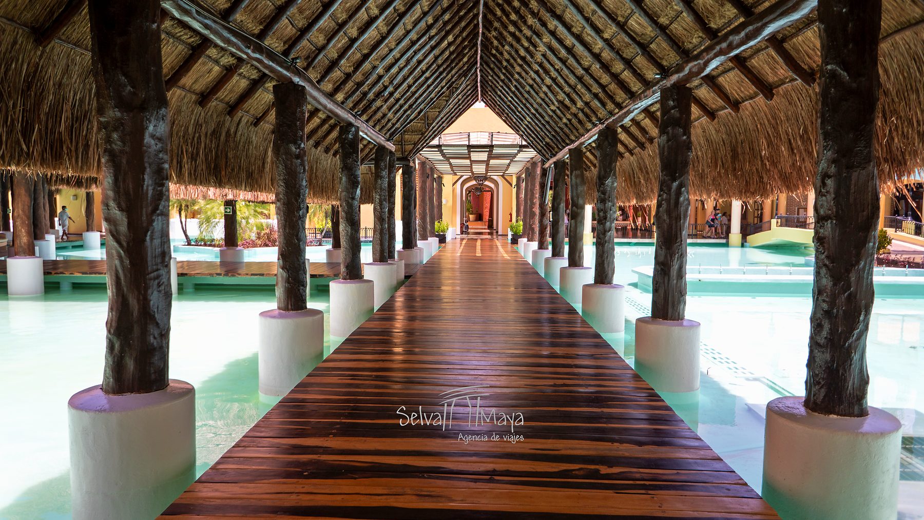 Andador de madera bajo palapa en Iberostar Selection Paraíso Lindo