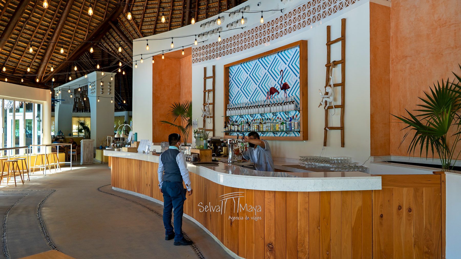 Bar con barra de madera en Iberostar Selection Paraíso Lindo