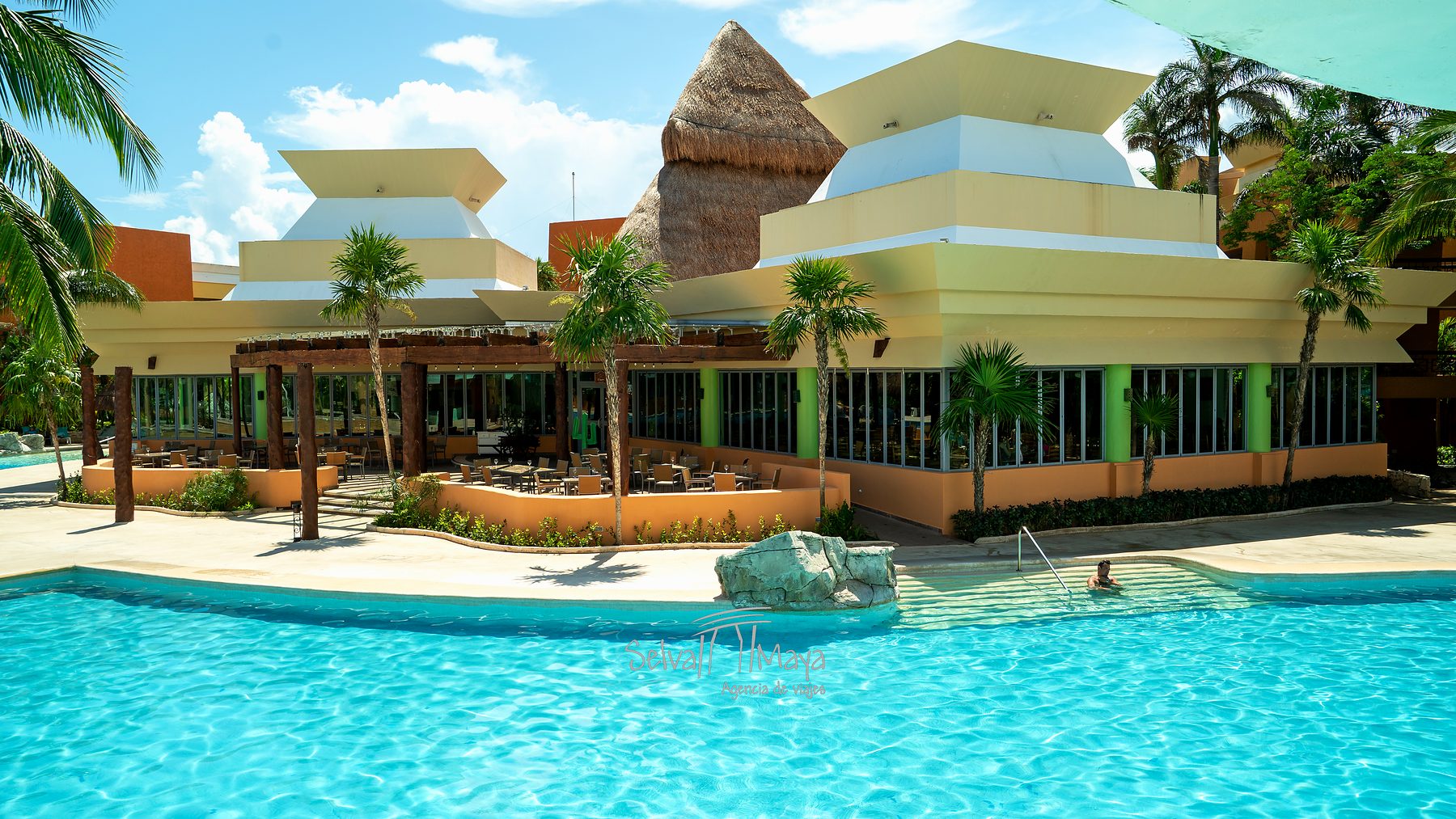 Buffet para almuerzo junto a la alberca en Iberostar Selection Paraíso Lindo
