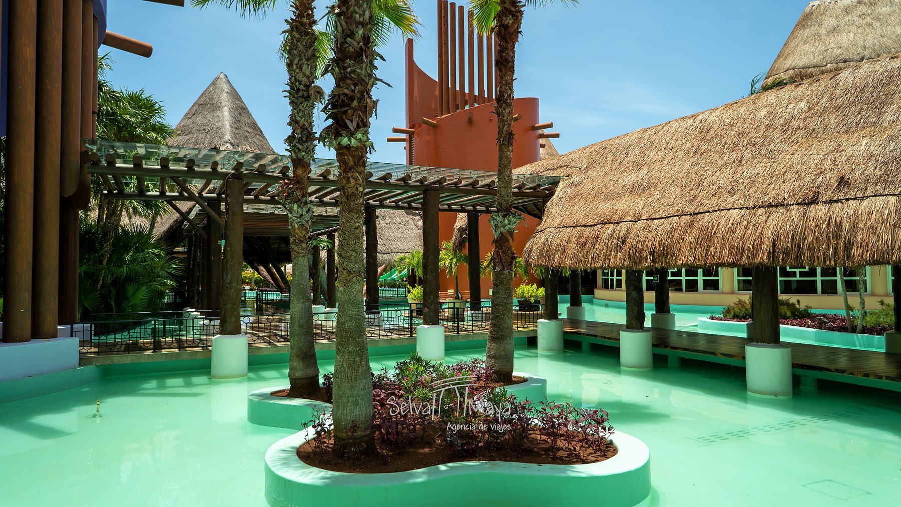Canal con jardinera y palmeras en Iberostar Selection Paraíso Lindo