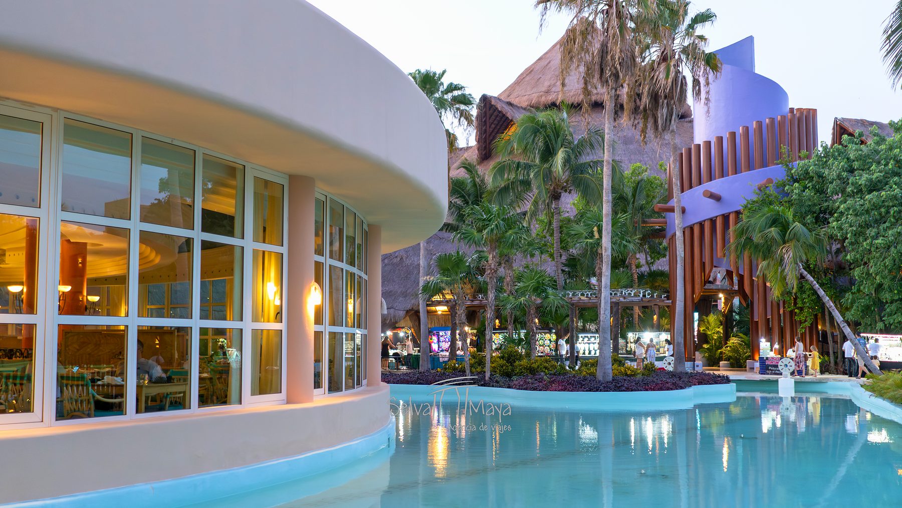 Canal y restaurantes al atardecer en Iberostar Selection Paraíso Lindo