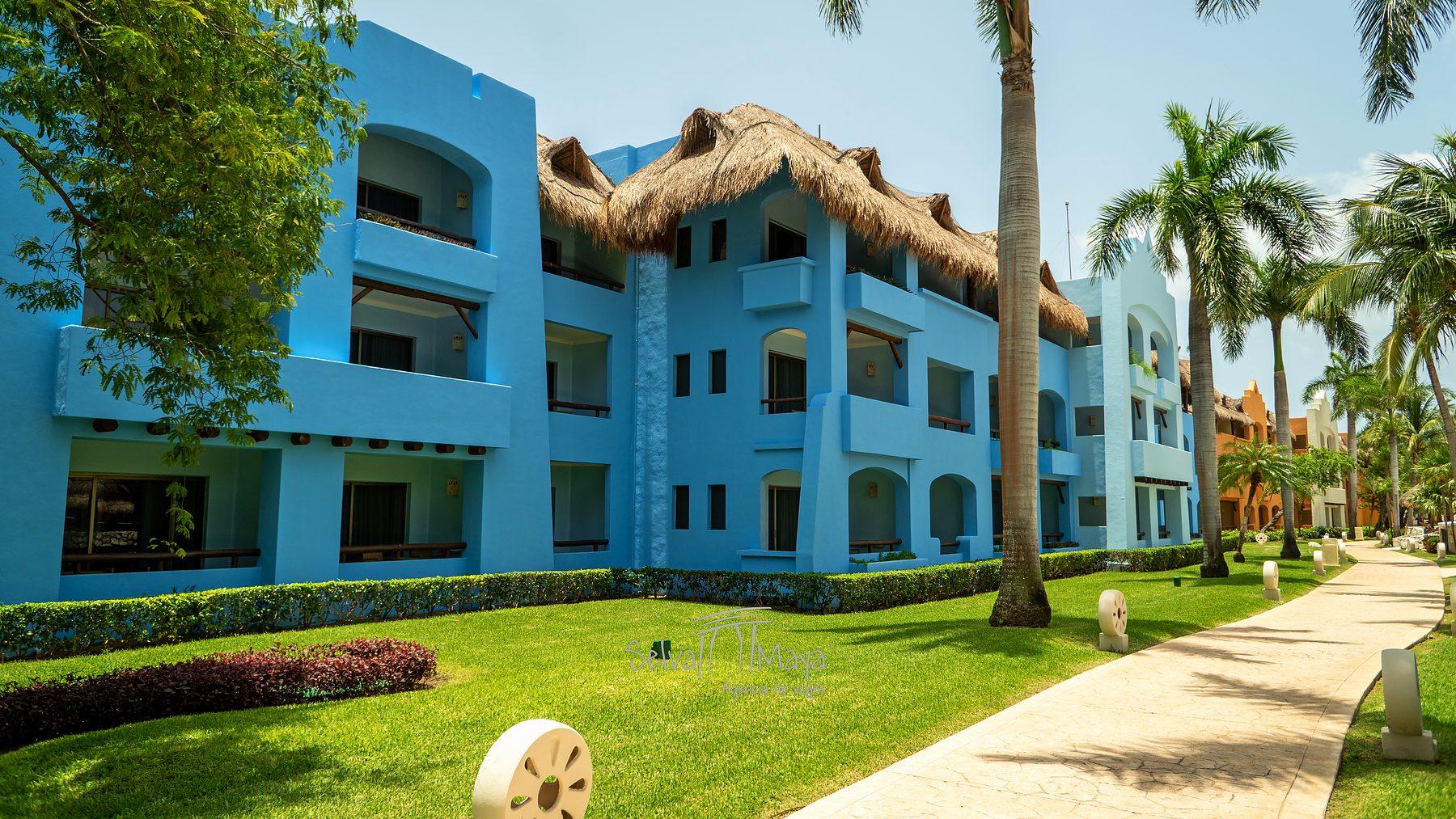 Edificio de habitaciones y jardines en Iberostar Selection Paraíso Lindo