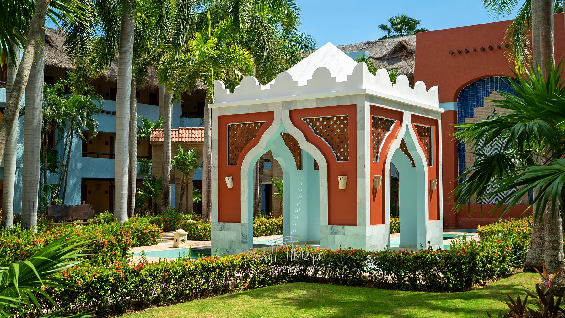 Kiosco en el jardín de las villas en Iberostar Selection Paraíso Lindo