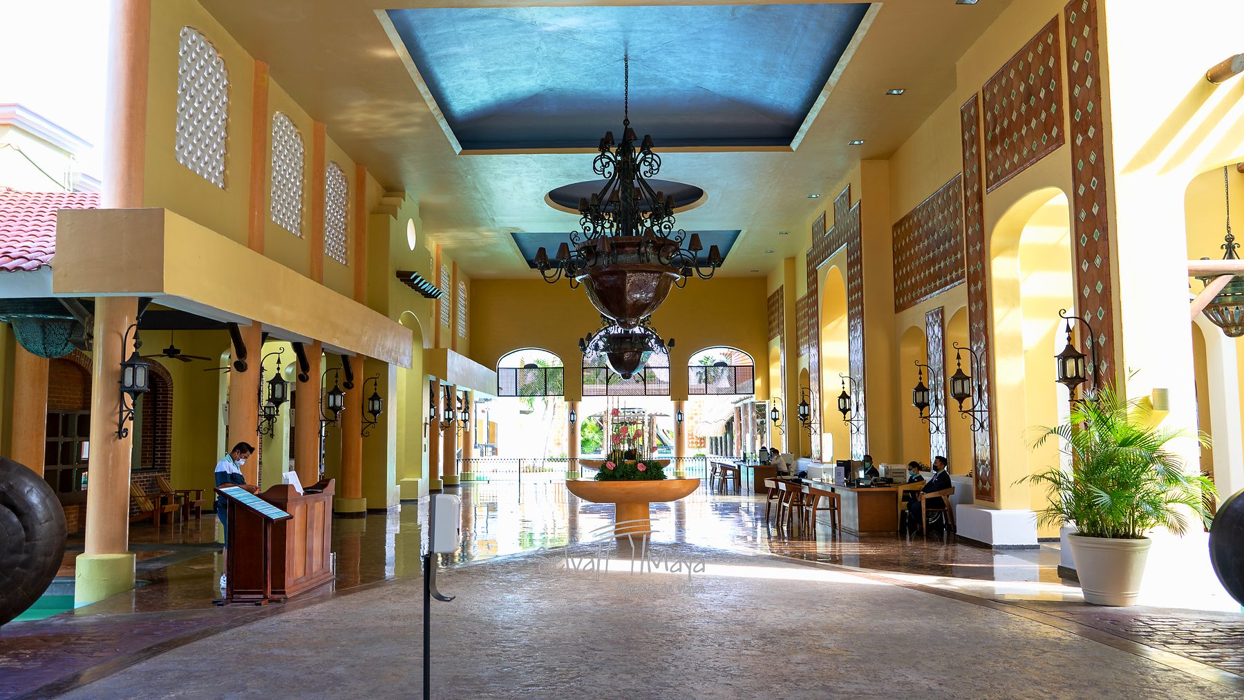 Lobby con arcos y candelabros en Iberostar Selection Paraíso Lindo