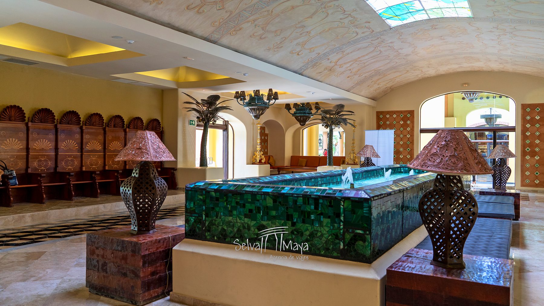 Lobby con fuente de mosaico en Iberostar Selection Paraíso Lindo