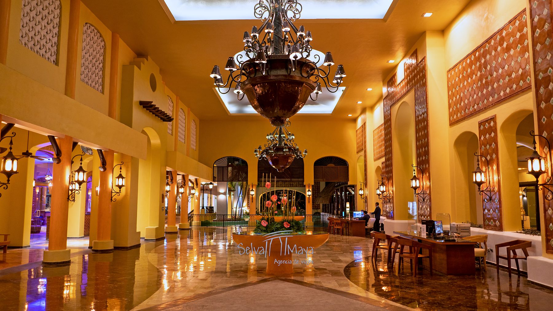 Lobby principal con candelabro en Iberostar Selection Paraíso Lindo