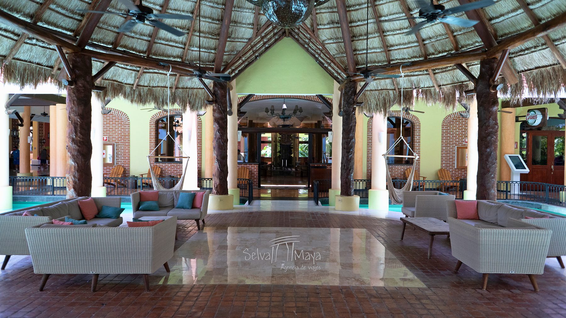 Lounge con salas y sillas colgantes en Iberostar Selection Paraíso Lindo