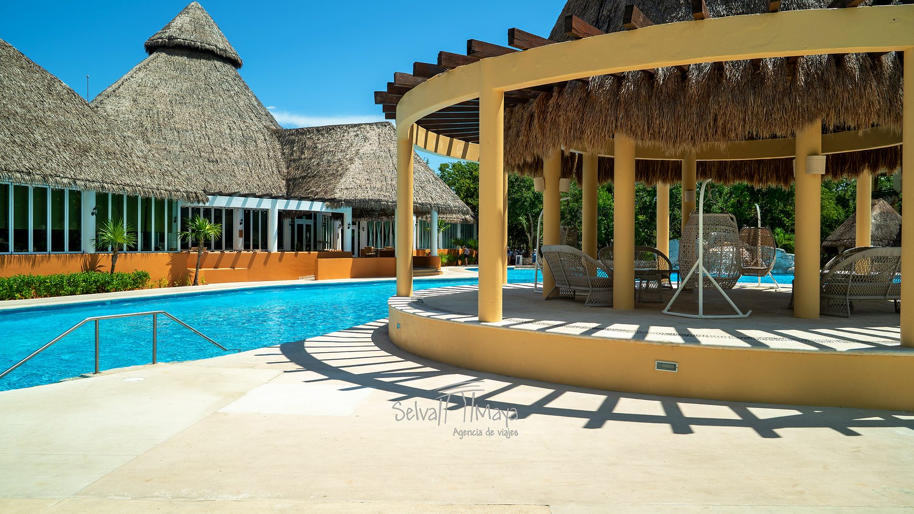 Pérgola circular junto a la alberca en Iberostar Selection Paraíso Lindo