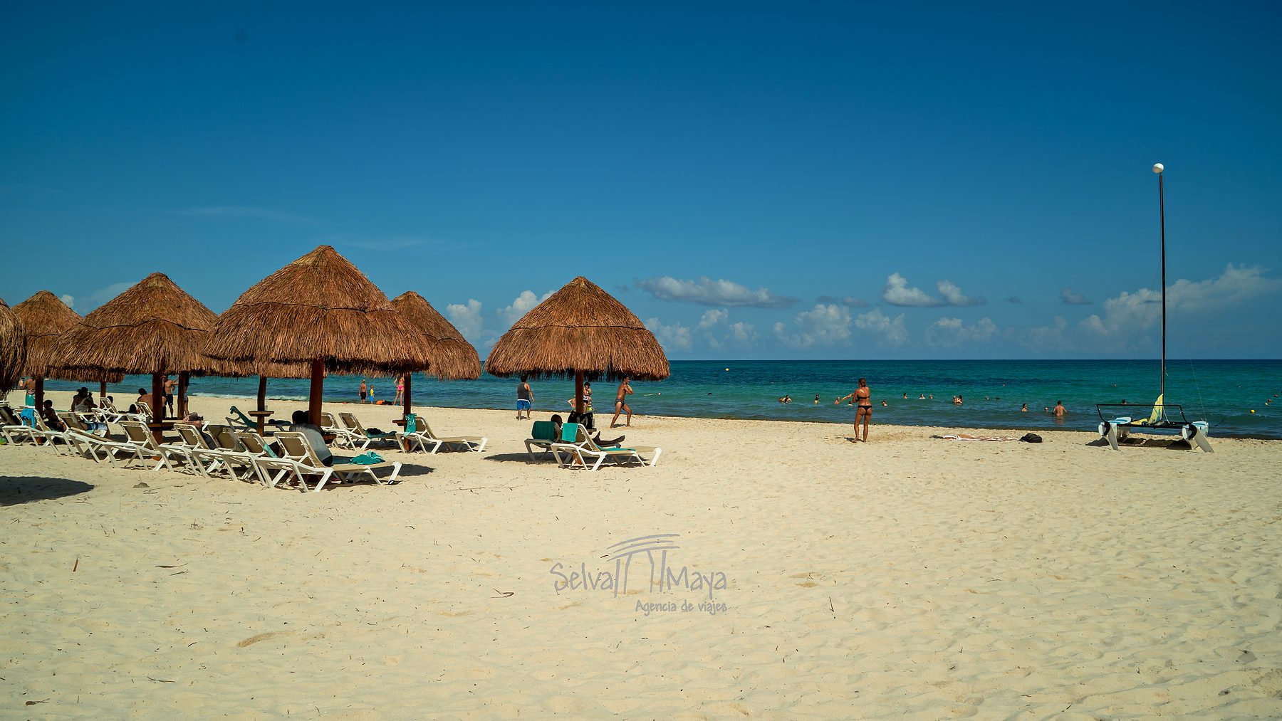 Playa con palapas y mar Caribe en Iberostar Selection Paraíso Lindo