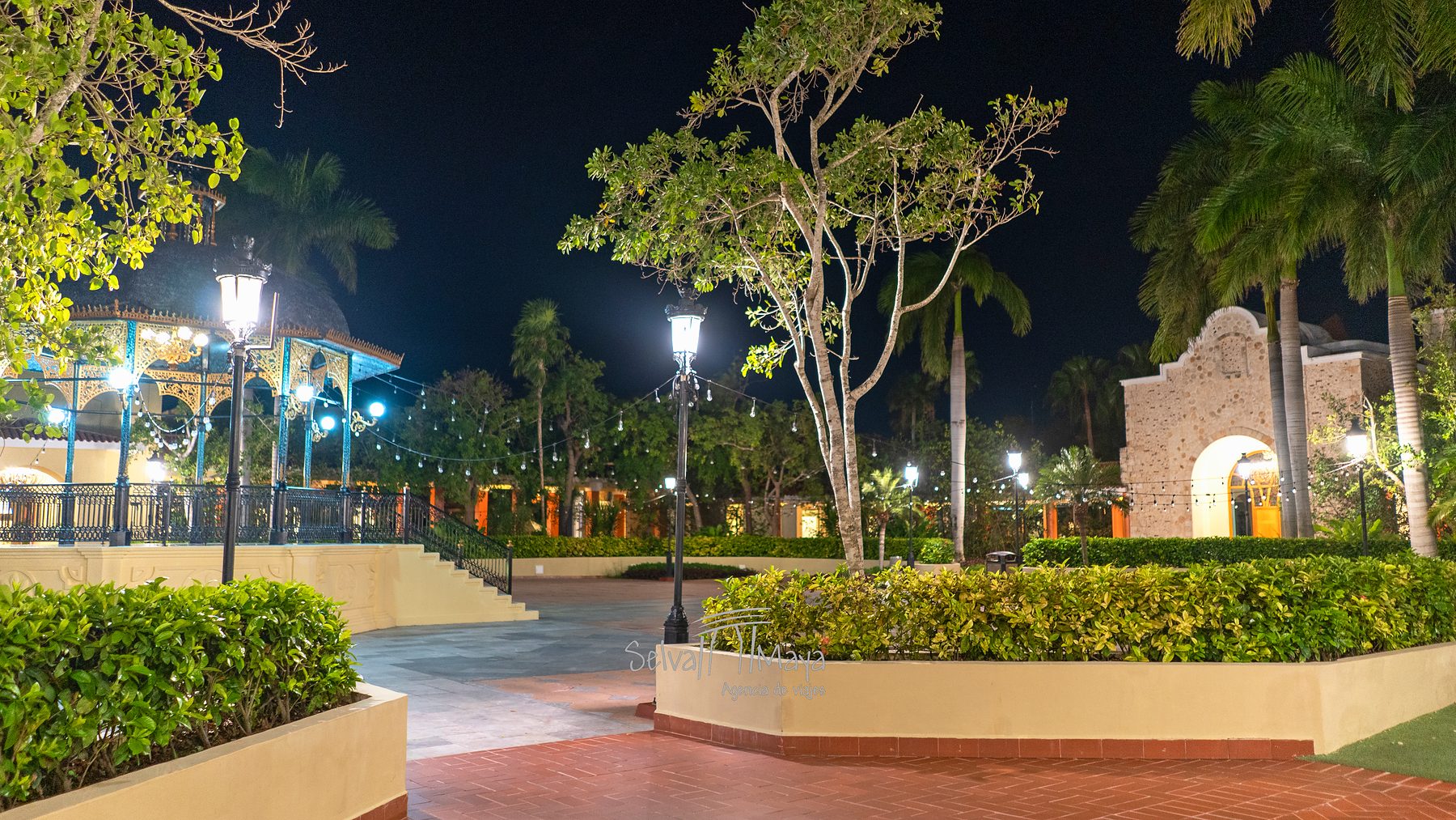 Plaza Paraíso de noche