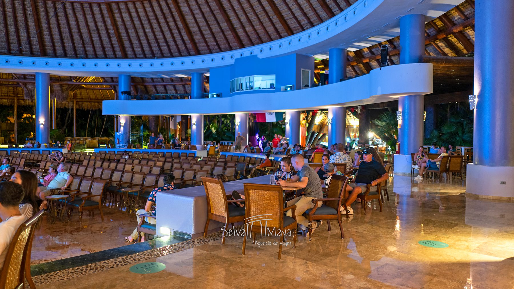 Teatro con público de noche en Iberostar Selection Paraíso Lindo