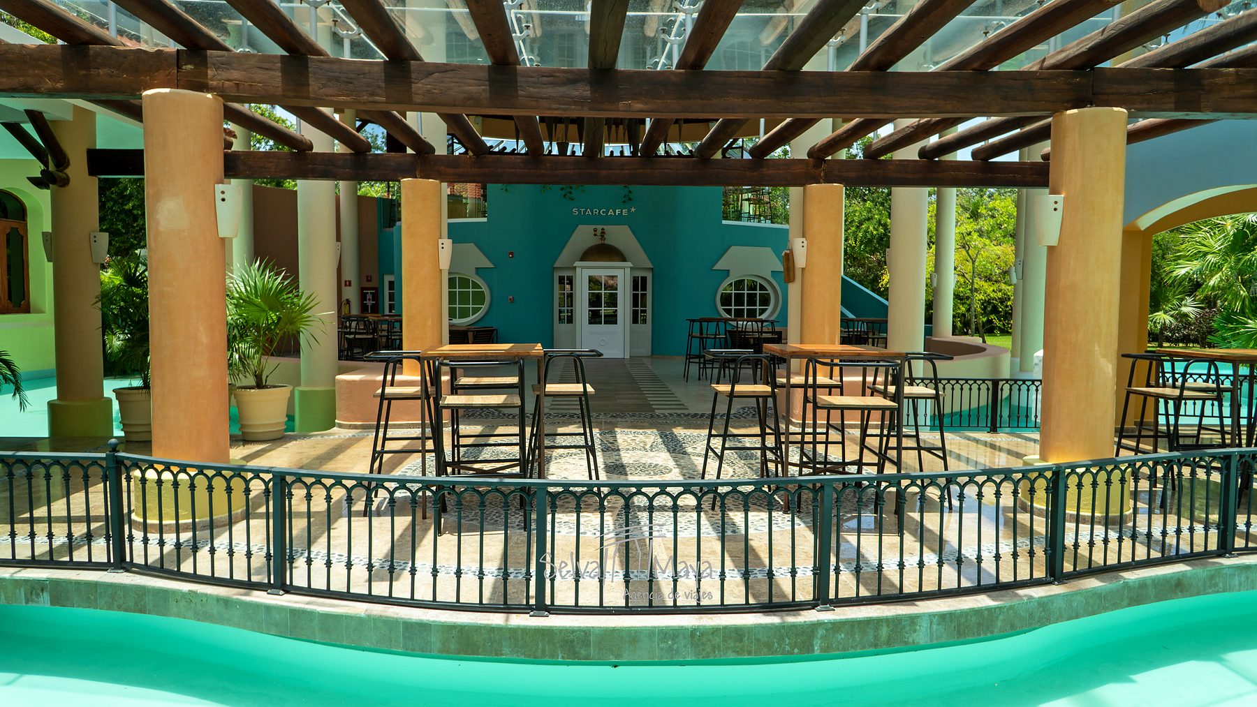Terraza con pérgola y mesas altas en Iberostar Selection Paraíso Lindo