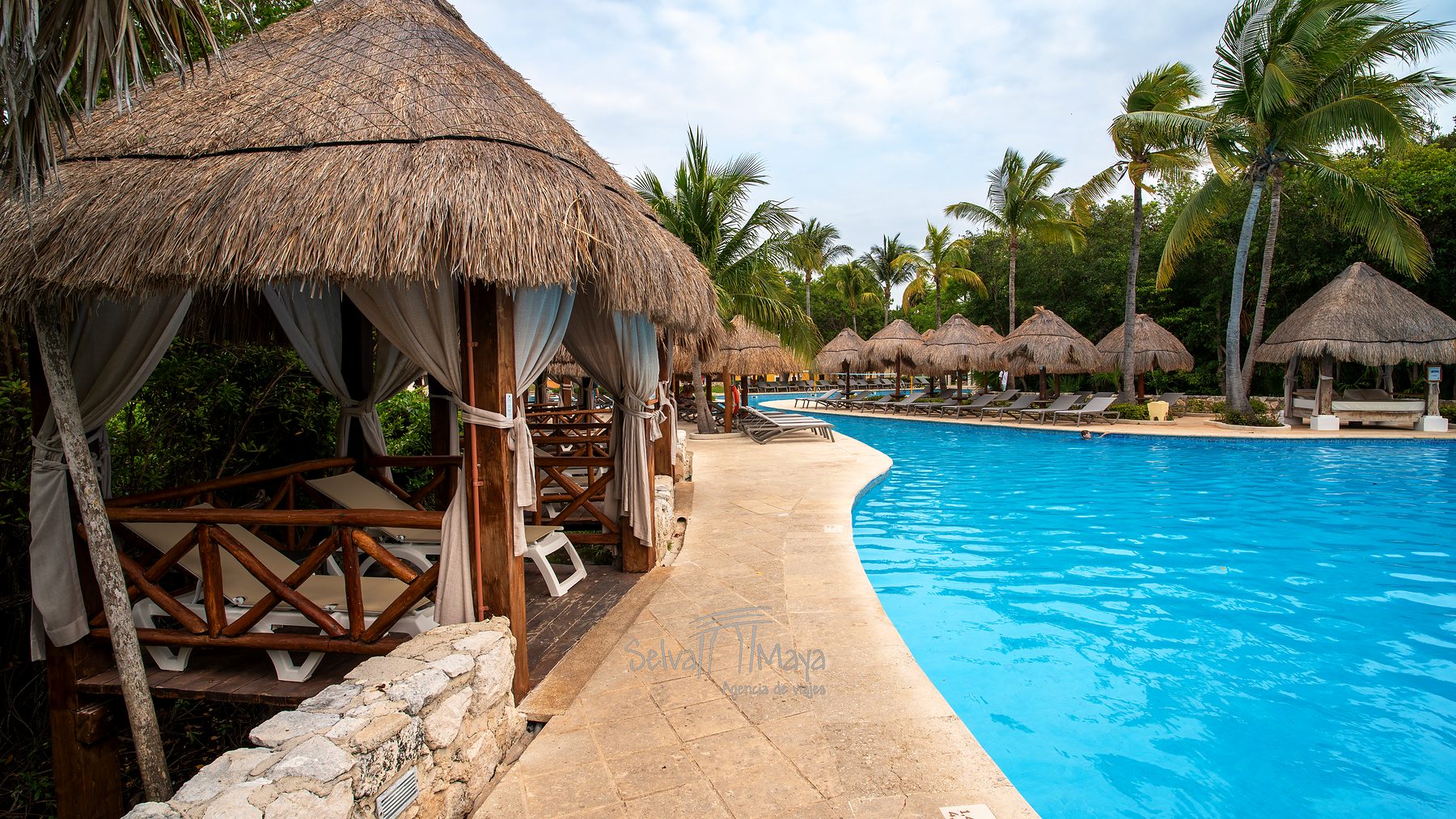 Alberca con cabañas en Iberostar Waves Paraíso Beach