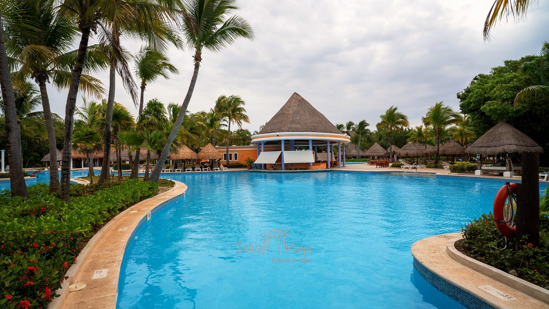 Alberca con palapa central en Iberostar Waves Paraíso Beach