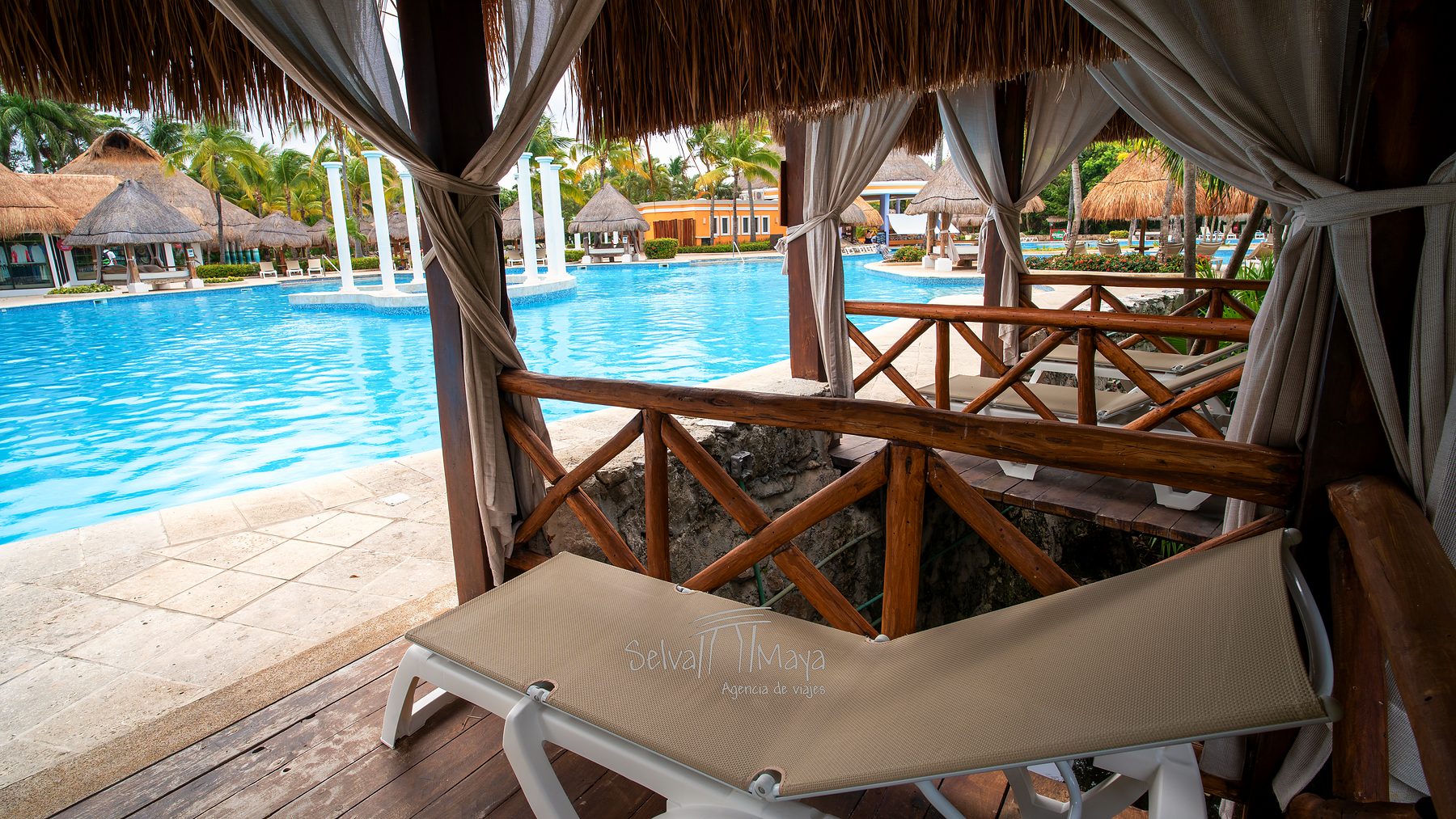Cabaña frente a la alberca en Iberostar Waves Paraíso Beach