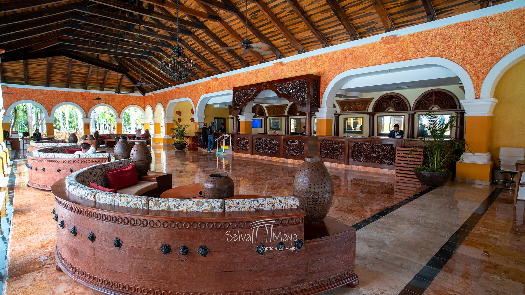 Lobby con salas de Iberostar Waves Paraíso Beach