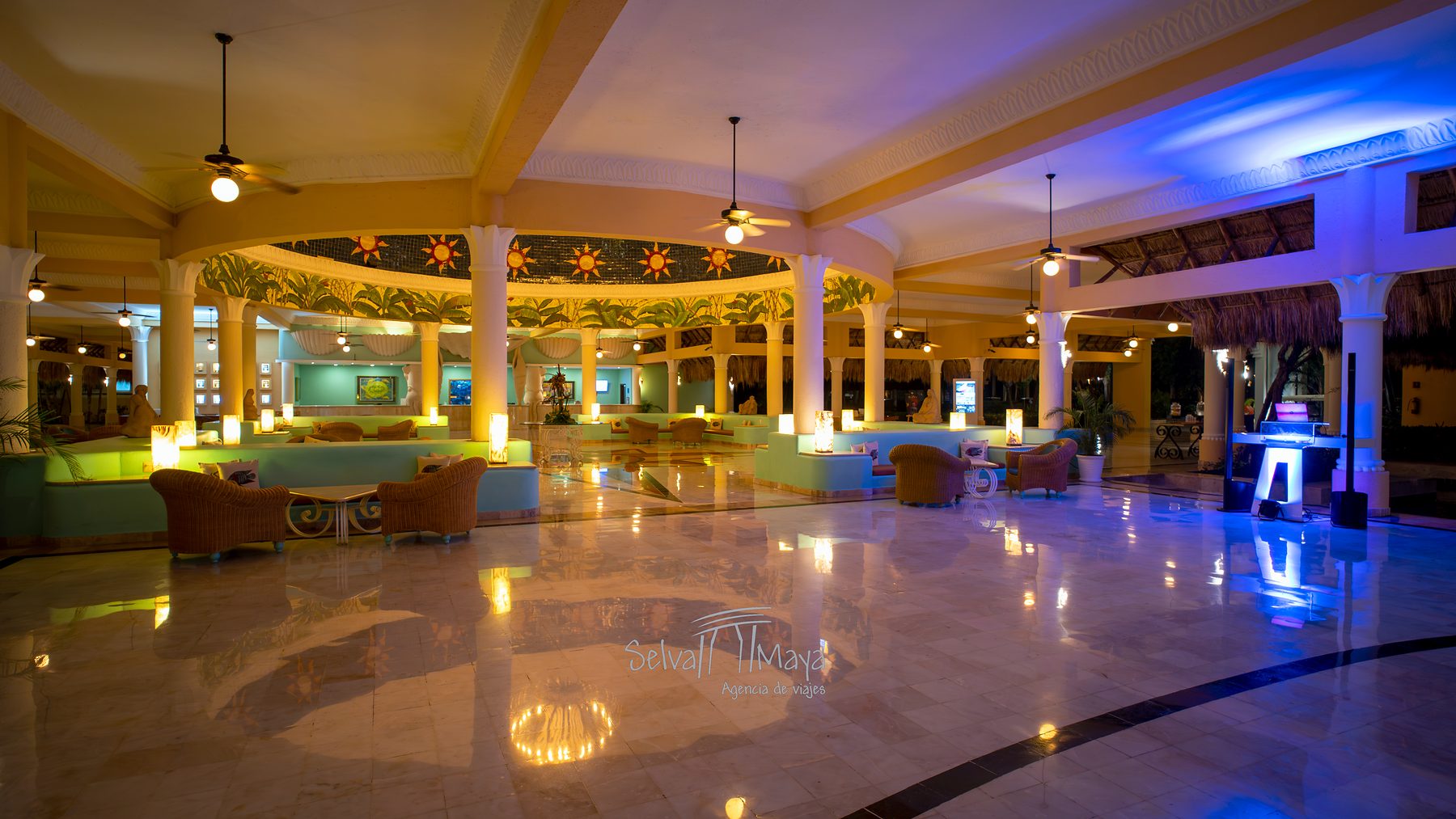 Lobby de noche en Iberostar Waves Paraíso del Mar