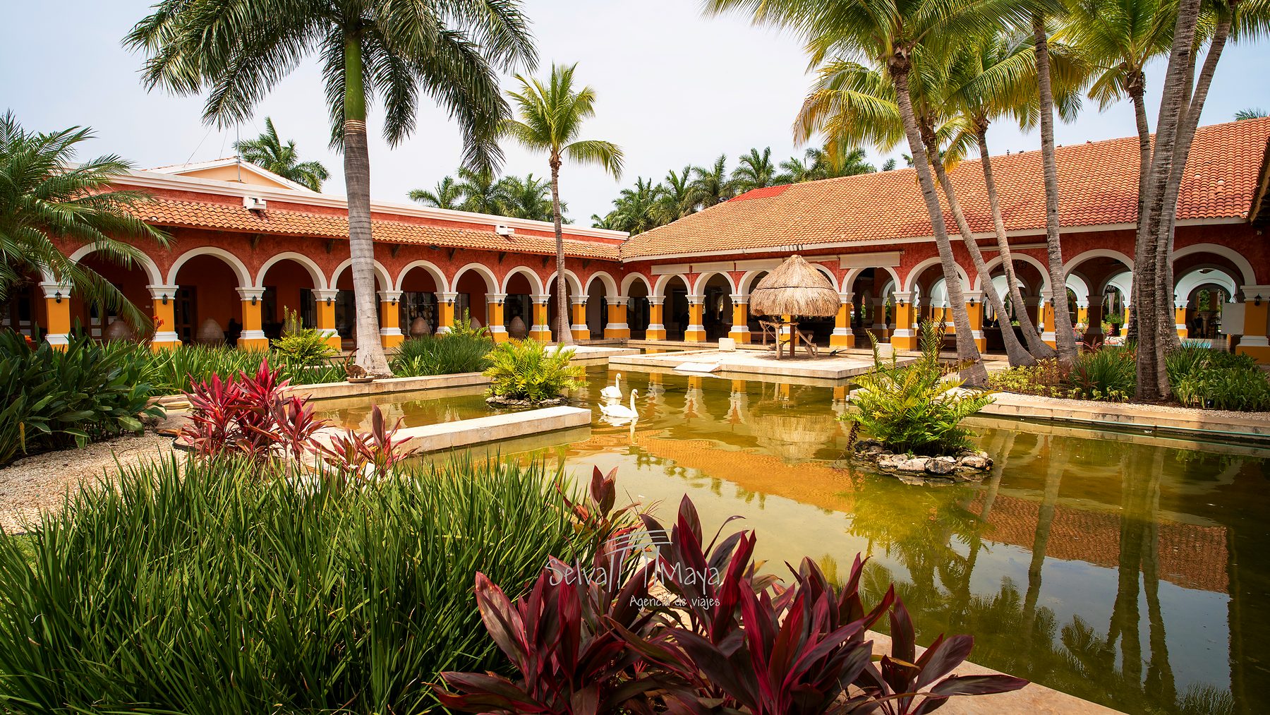 Patio central estilo hacienda de Iberostar Waves Paraíso Beach