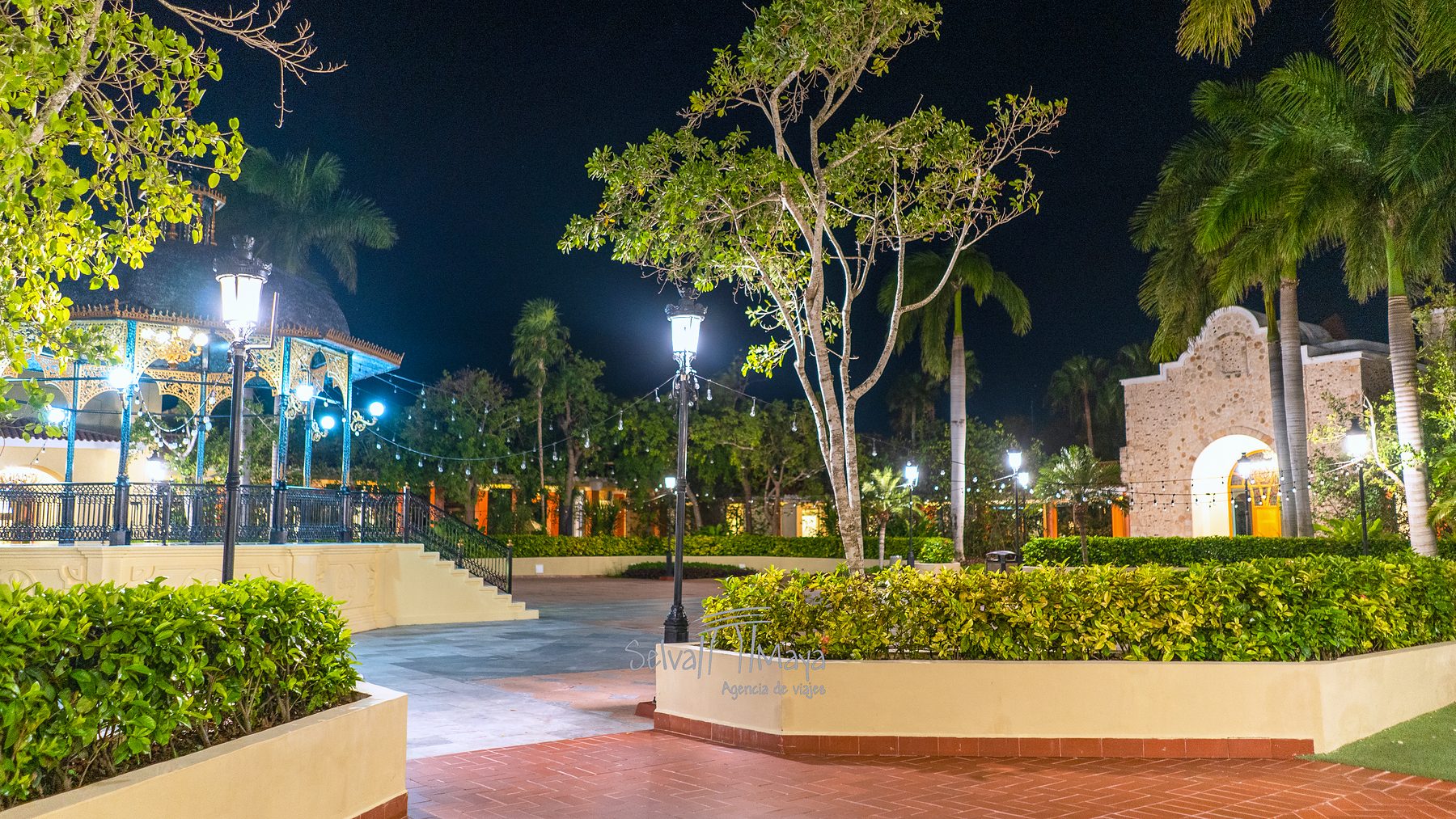Plaza Paraíso de noche