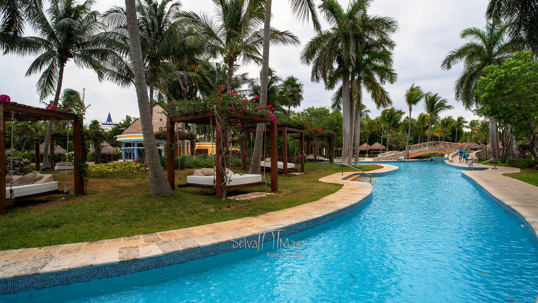 Río lento con camas balinesas en Iberostar Waves Paraíso Beach