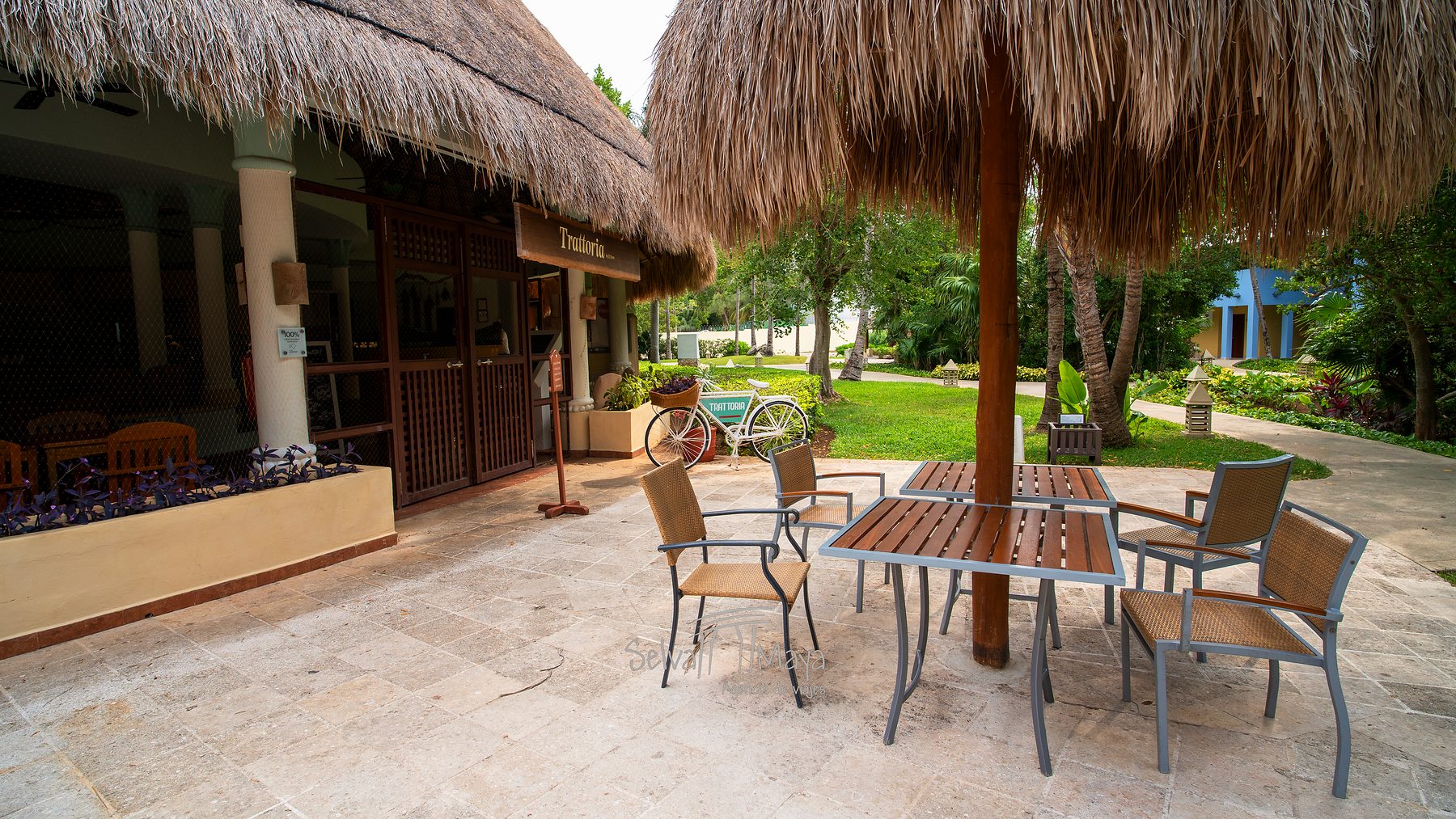 Terraza de restaurante en Iberostar Waves Paraíso Beach