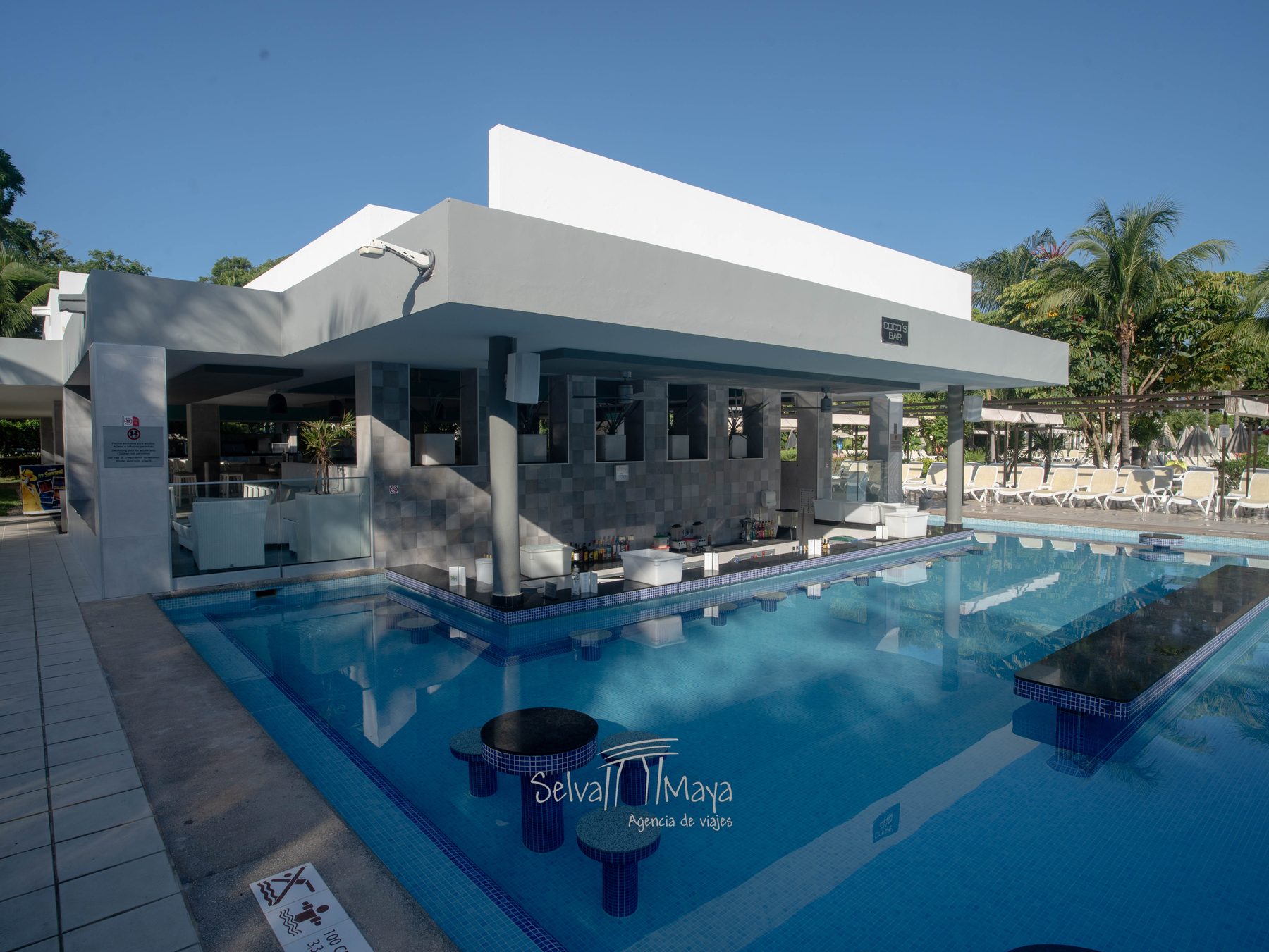 Alberca del Riu Tequila con bar dentro del agua y banquetas sumergidas