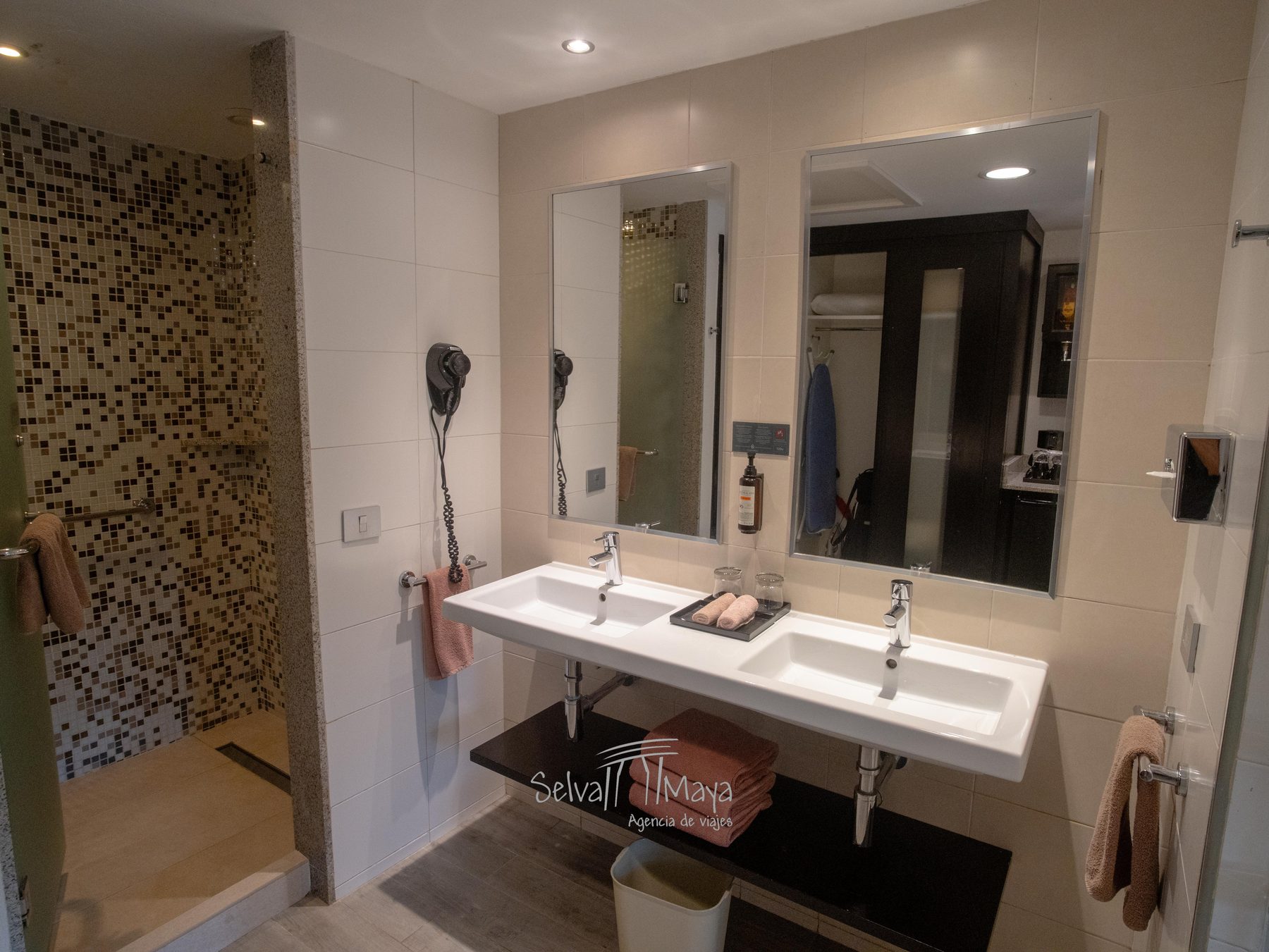Baño de la habitación del Riu Tequila con doble lavabo, espejos y regadera con mosaico