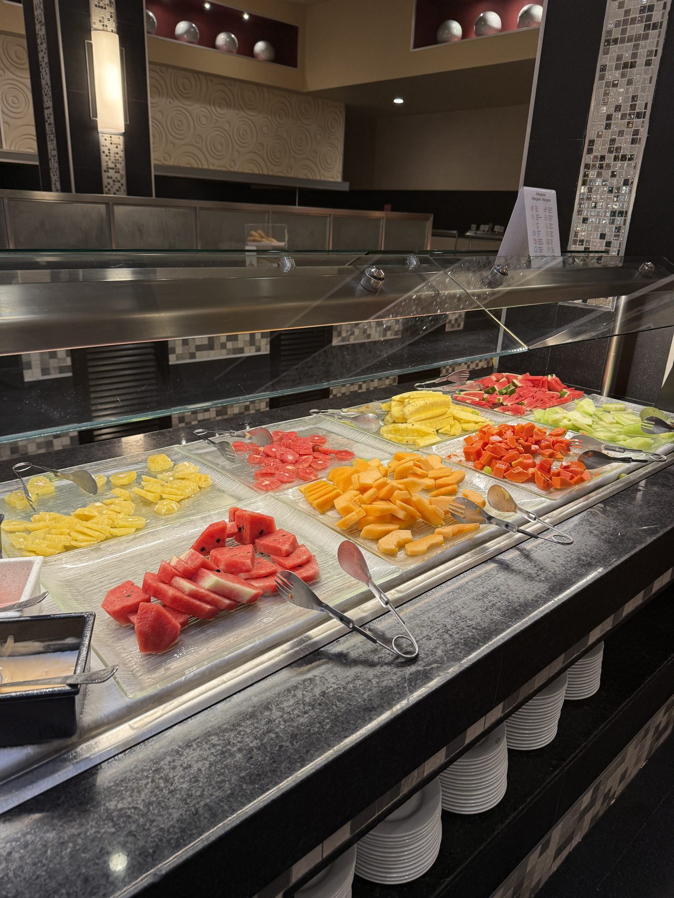 Barra de fruta picada del buffet del Riu Tequila con piña, sandía, melón y papaya