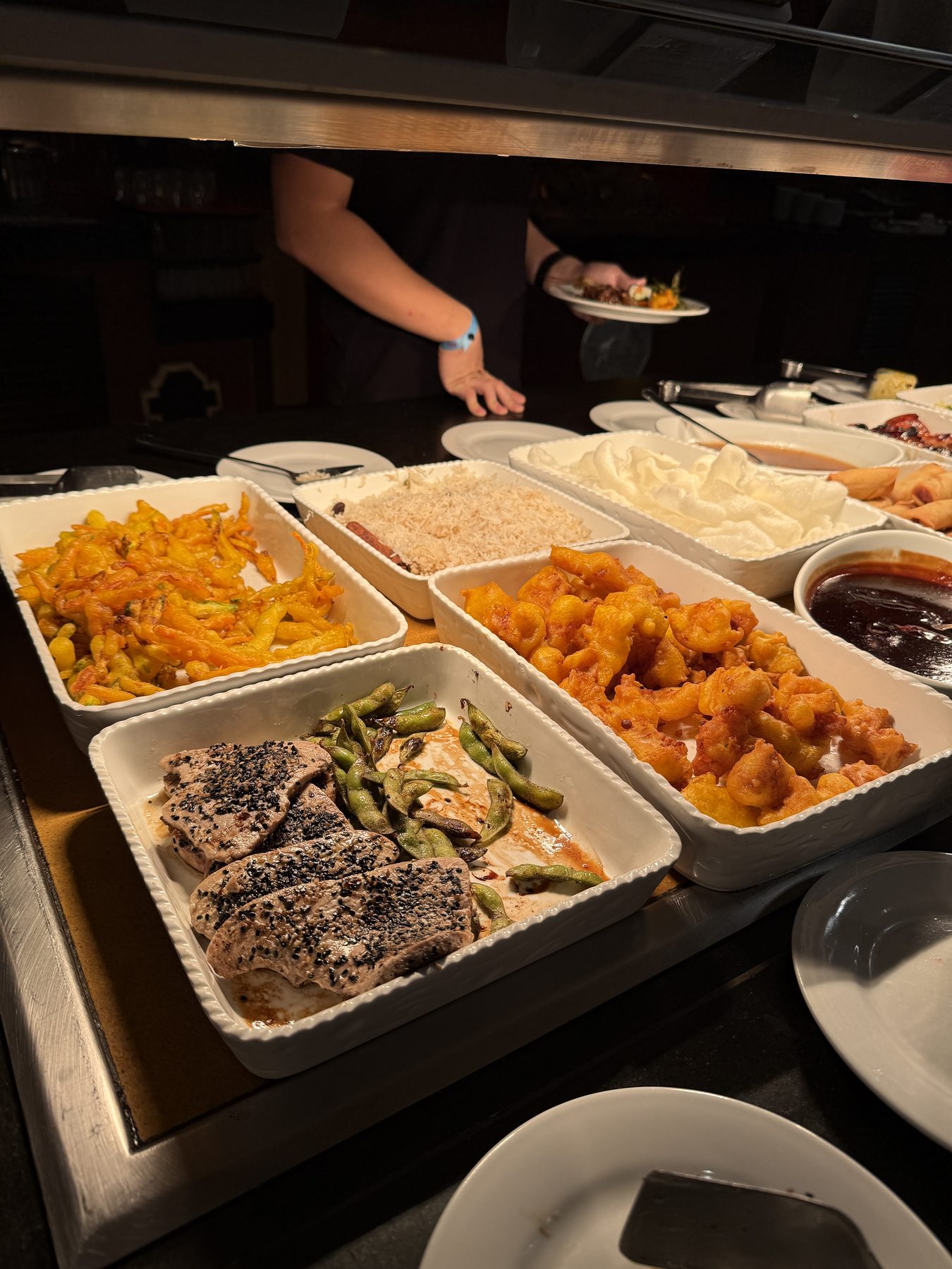 Charolas del buffet del Riu Tequila con atún sellado, camarón empanizado, arroz y guarniciones