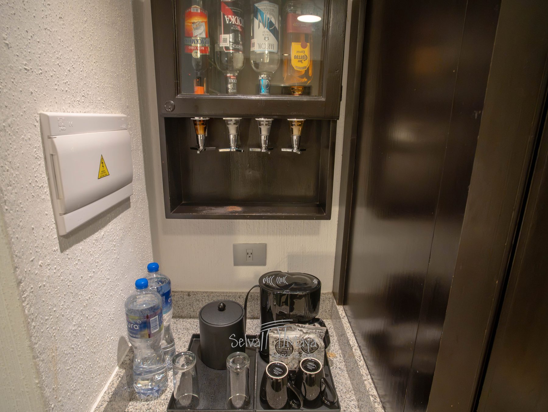 Dispensador de licores, cafetera y hielera en la habitación del Riu Tequila