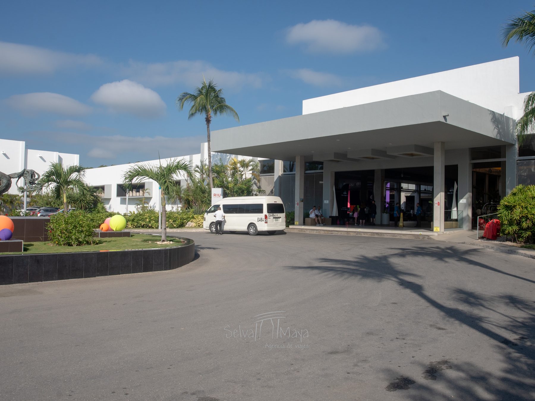 Fachada del Hotel Riu Tequila con el pórtico de llegada, transporte y jardineras