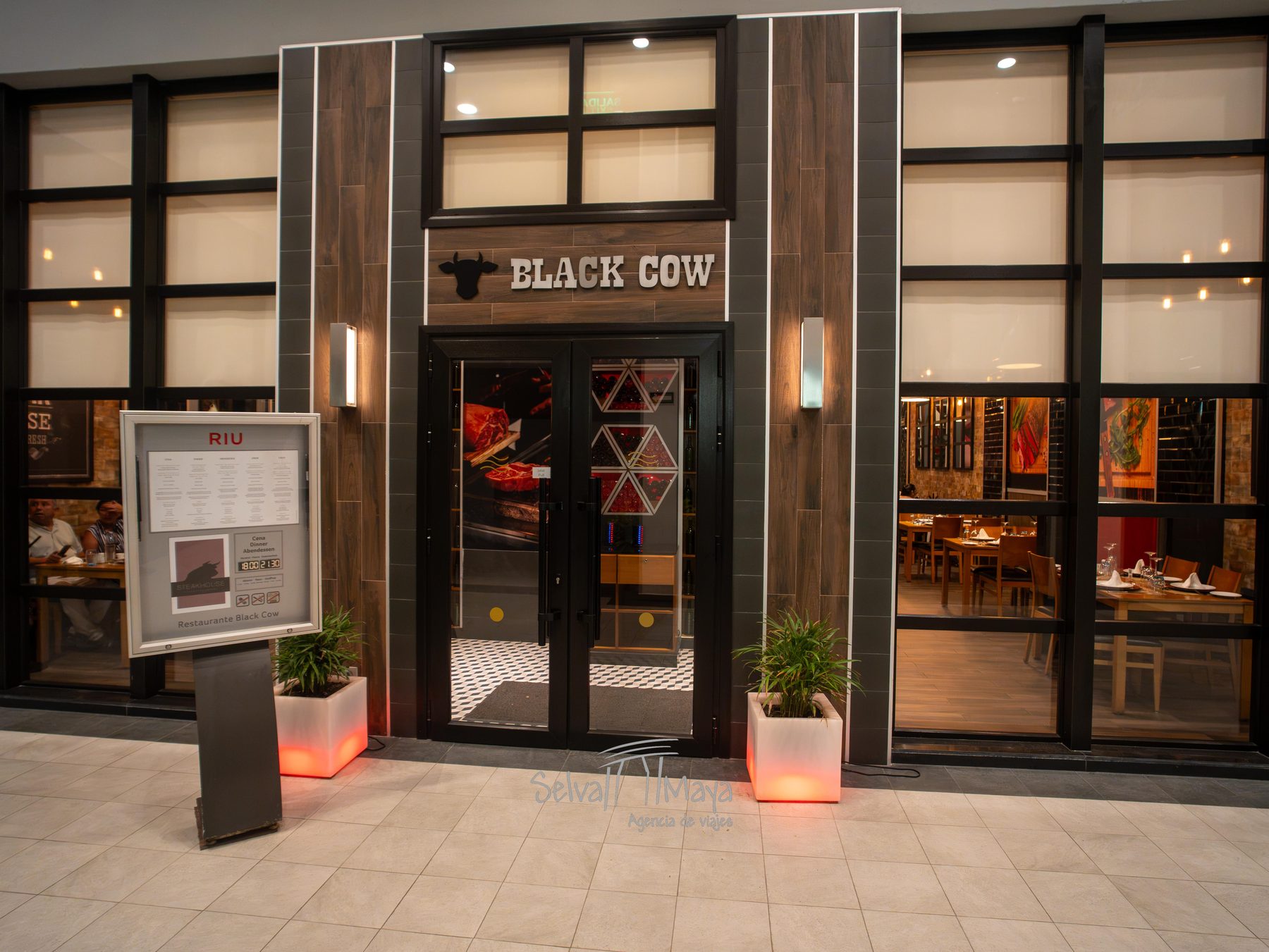 Entrada del restaurante de cortes Black Cow del Riu Tequila