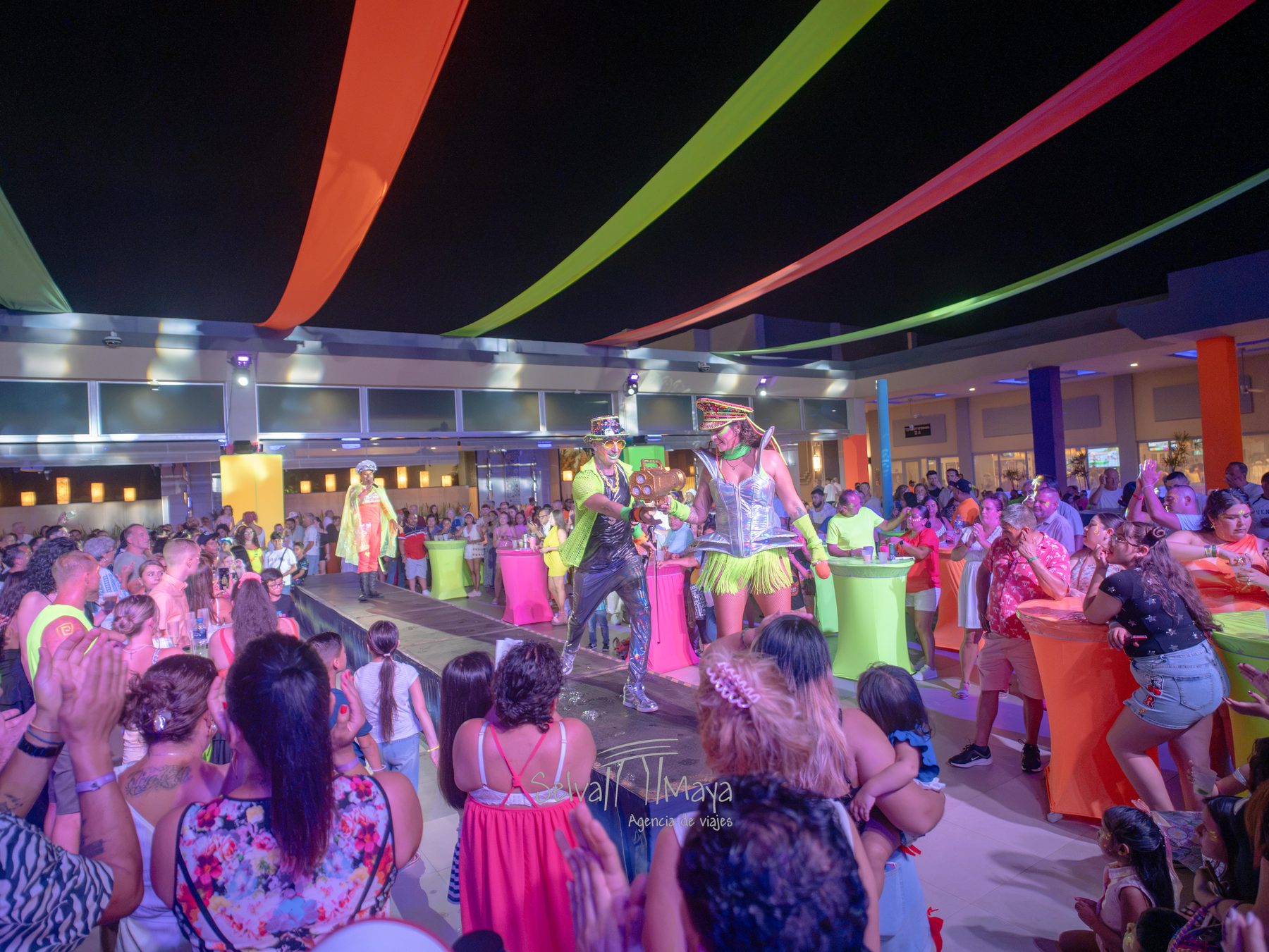 Riu Party al aire libre en el Riu Tequila con animadores y público bailando