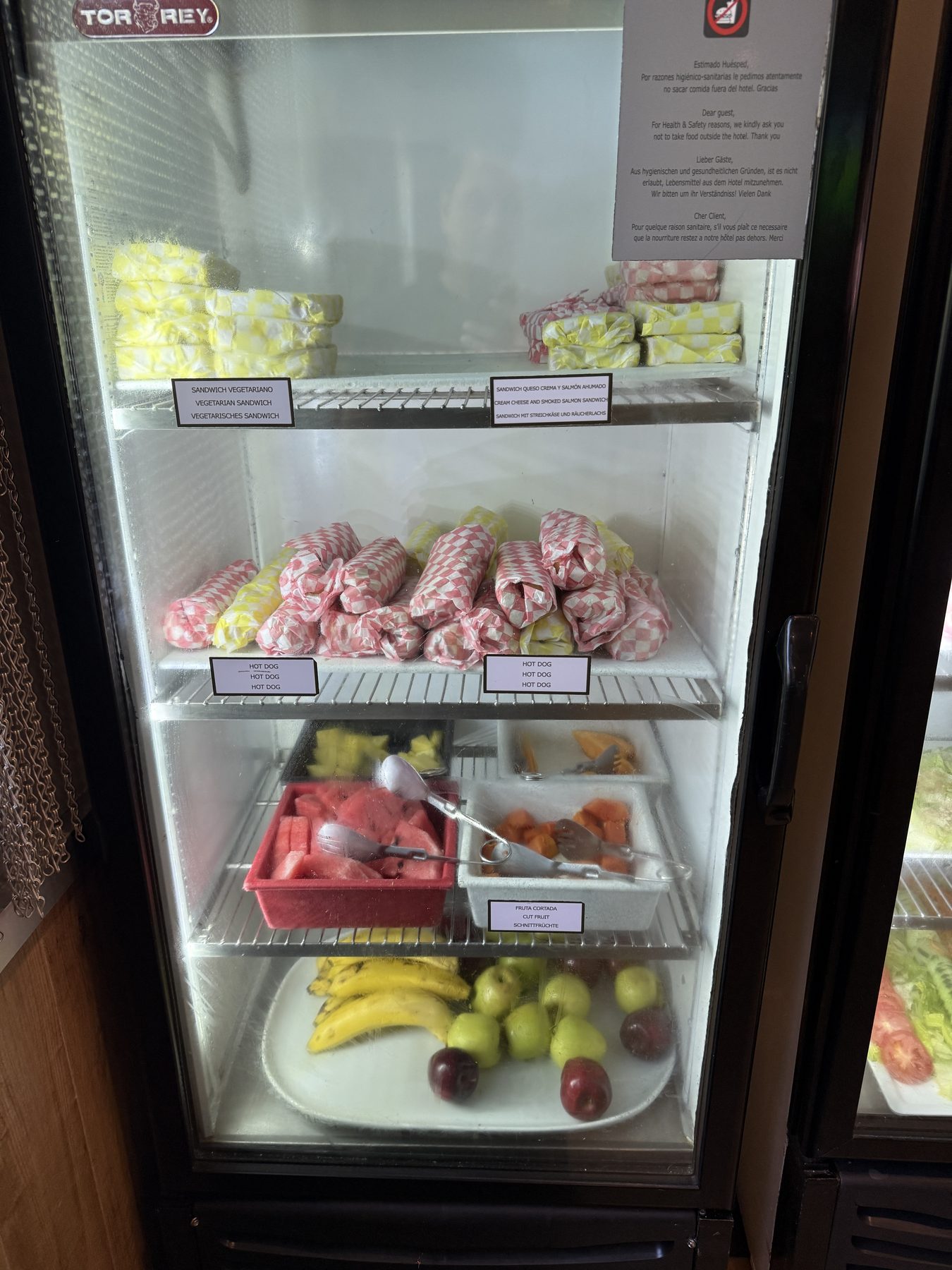 Refrigerador del sport bar del Riu Tequila con sándwiches empaquetados, hot dogs y fruta