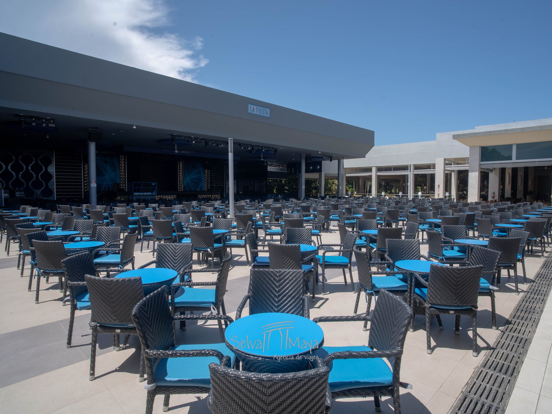 Teatro al aire libre del Riu Tequila con mesas y sillas frente al escenario