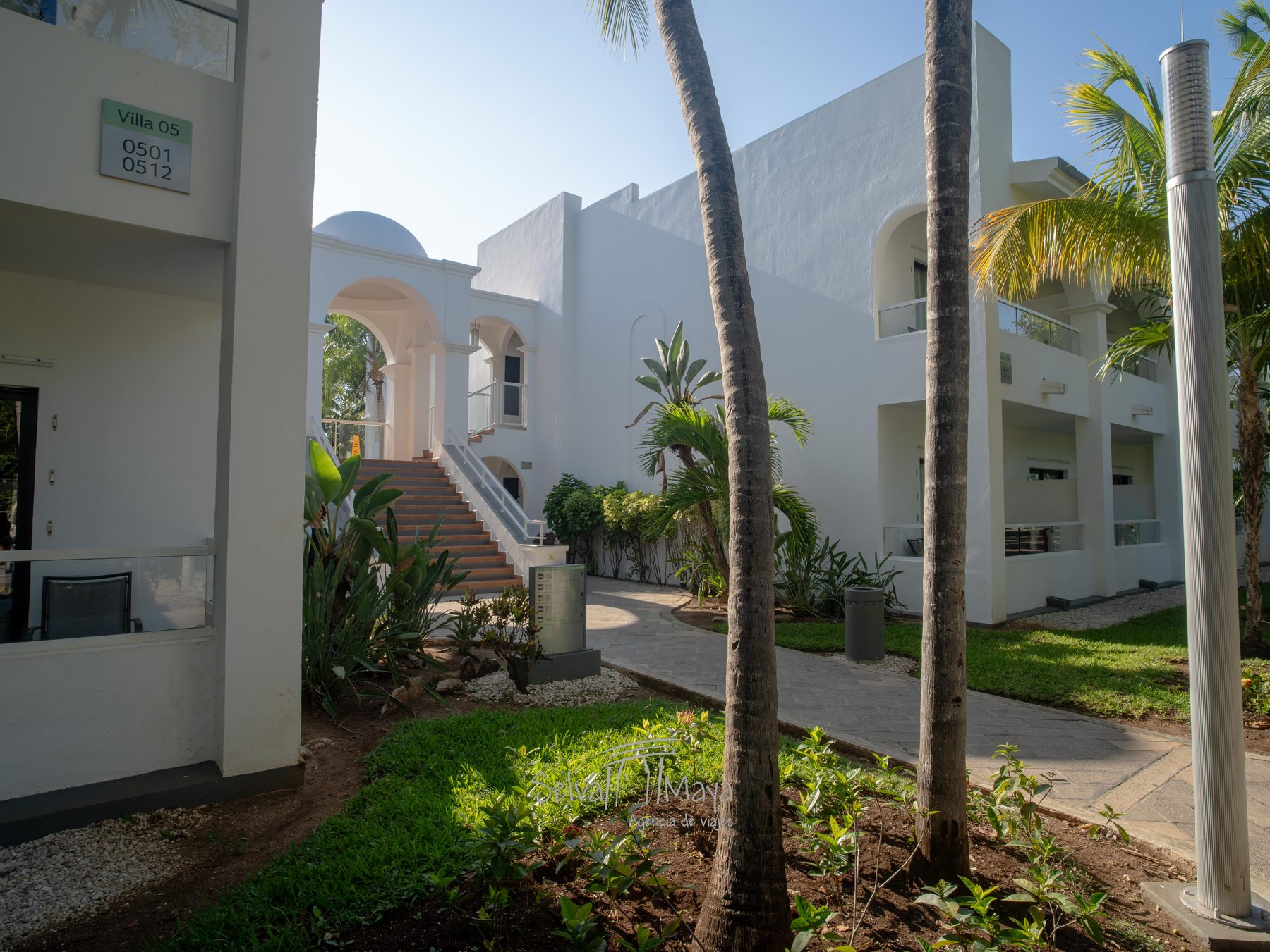Villas de dos y tres pisos del Riu Tequila entre jardines y palmeras