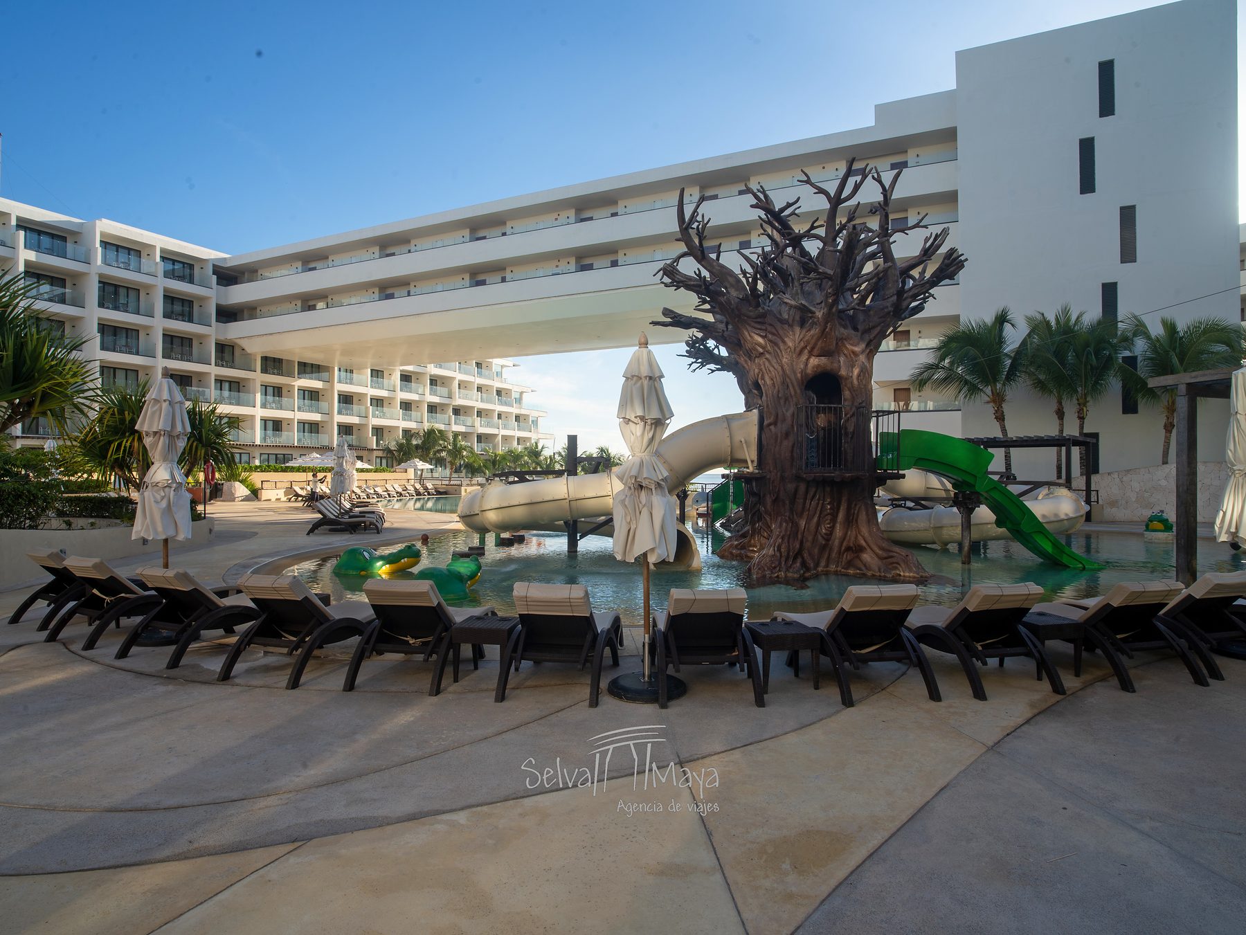 Aquapark Adventure con árbol y toboganes en Sensira Resort Riviera Maya