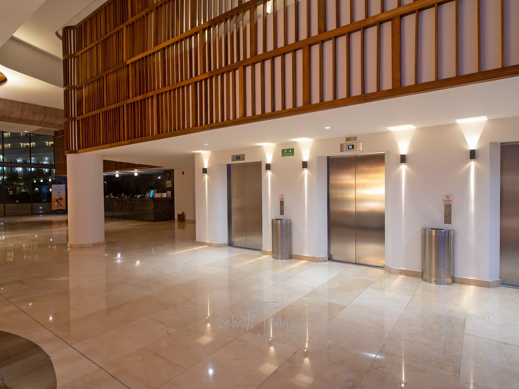 Área de ascensores en Sensira Resort Riviera Maya