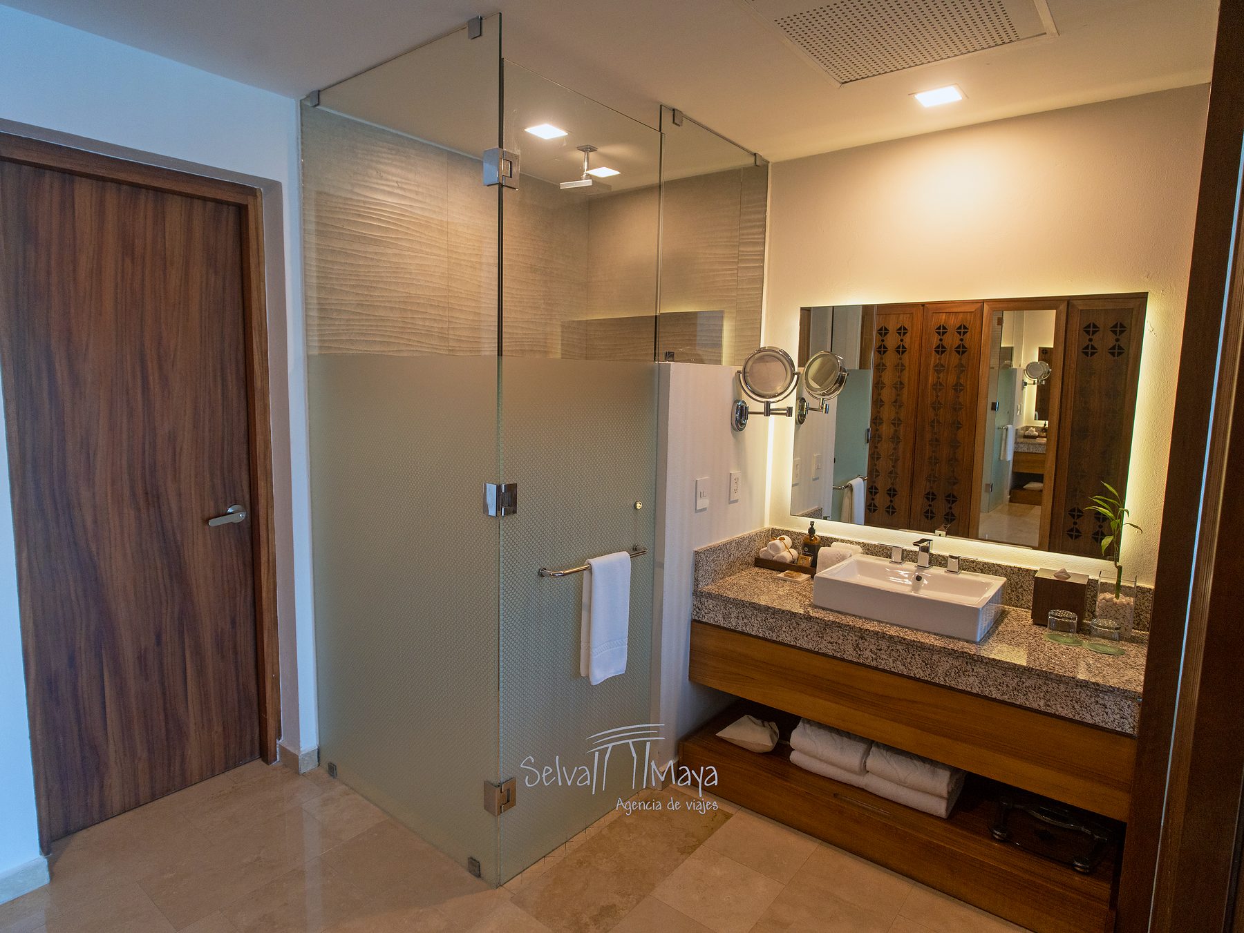 Baño en habitación Agatha Queen de Sensira Resort Riviera Maya