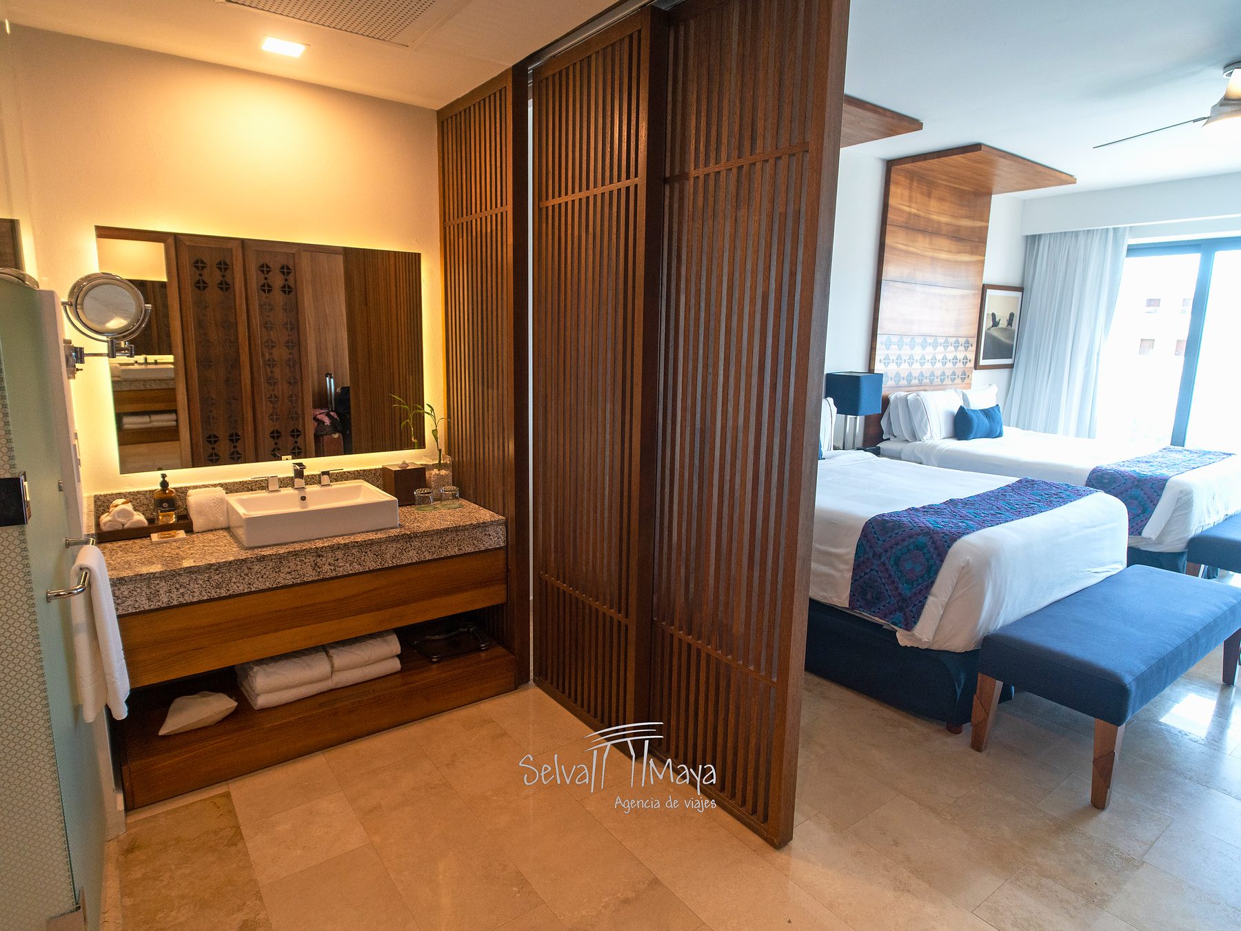 Área de lavabo en habitación Agatha Queen de Sensira Resort Riviera Maya