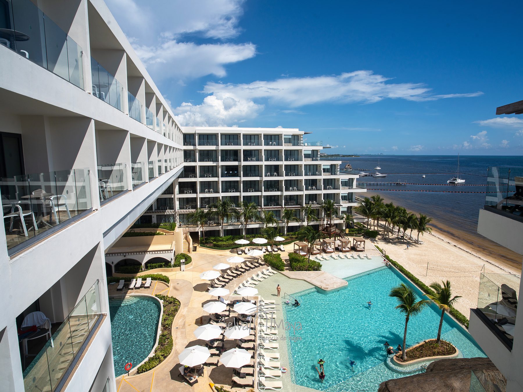 Edificio de habitaciones con vista al mar en Sensira Resort Riviera Maya