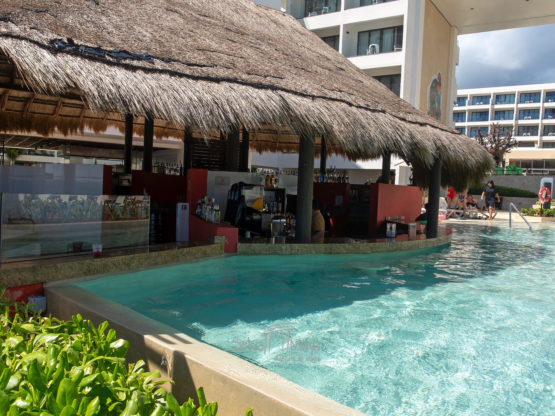 Pool bar en Sensira Resort Riviera Maya