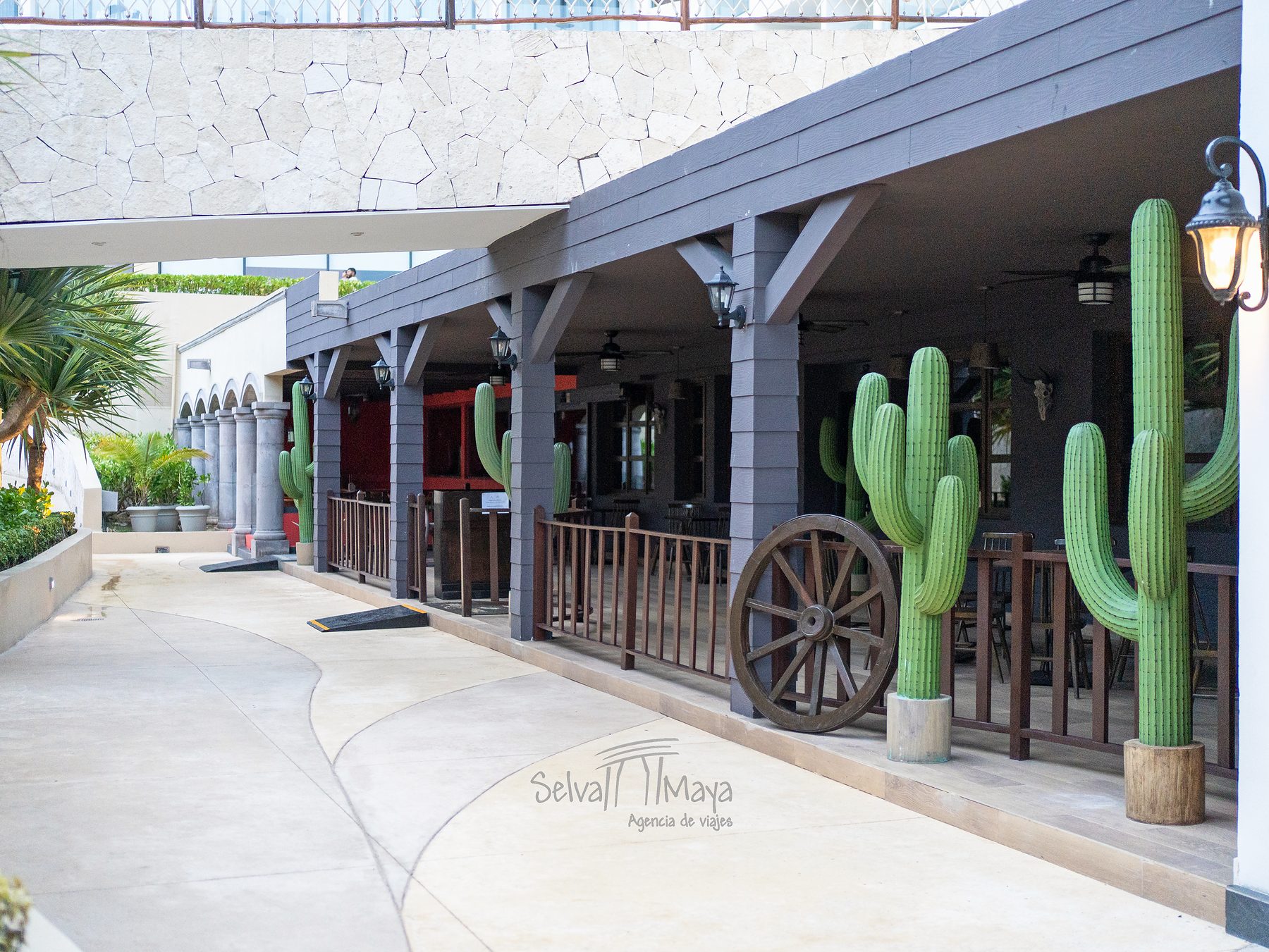 Zona de restaurantes en Sensira Resort Riviera Maya