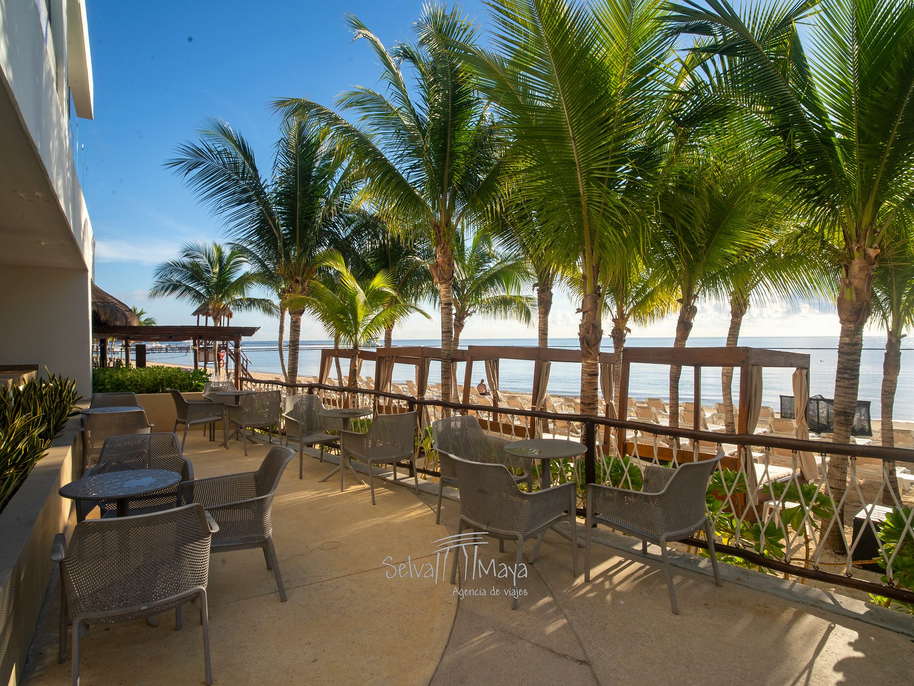 Zona de playa exclusiva para adultos en Sensira Resort Riviera Maya