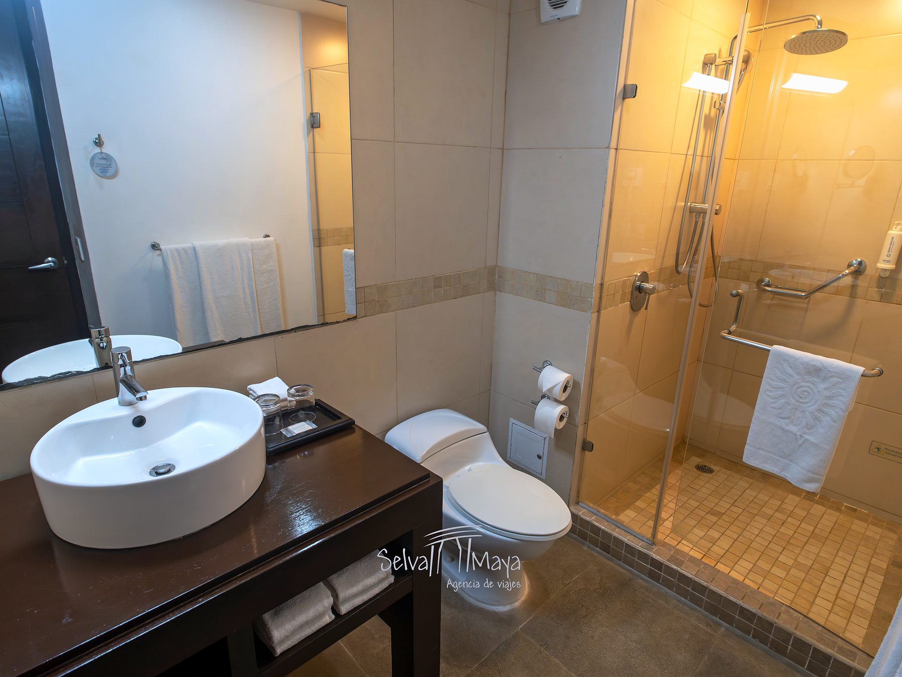 Baño de la suite con regadera en Bahía Príncipe Escape Sian Ka'an