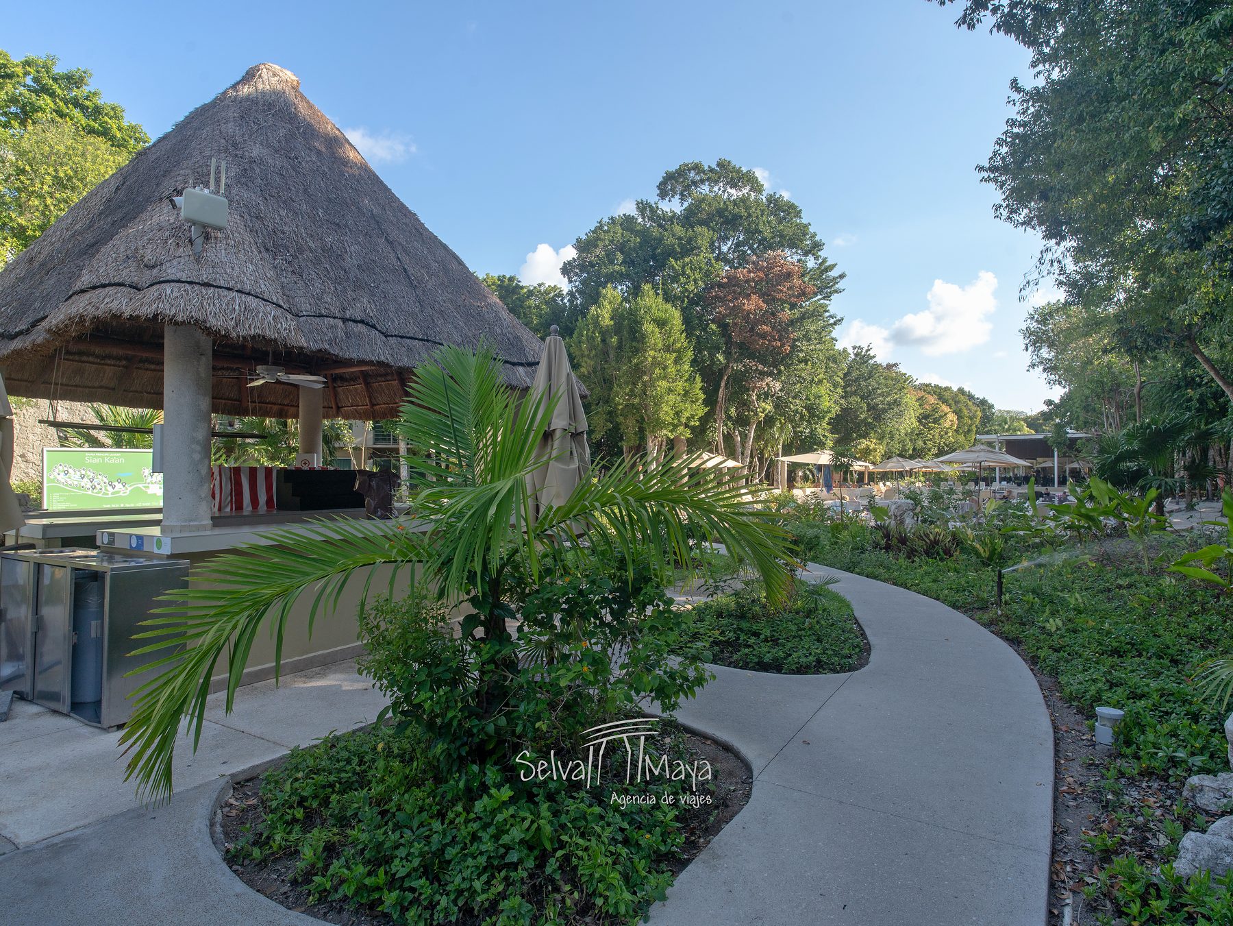 Bar con palapa entre jardines en Bahía Príncipe Escape Sian Ka'an